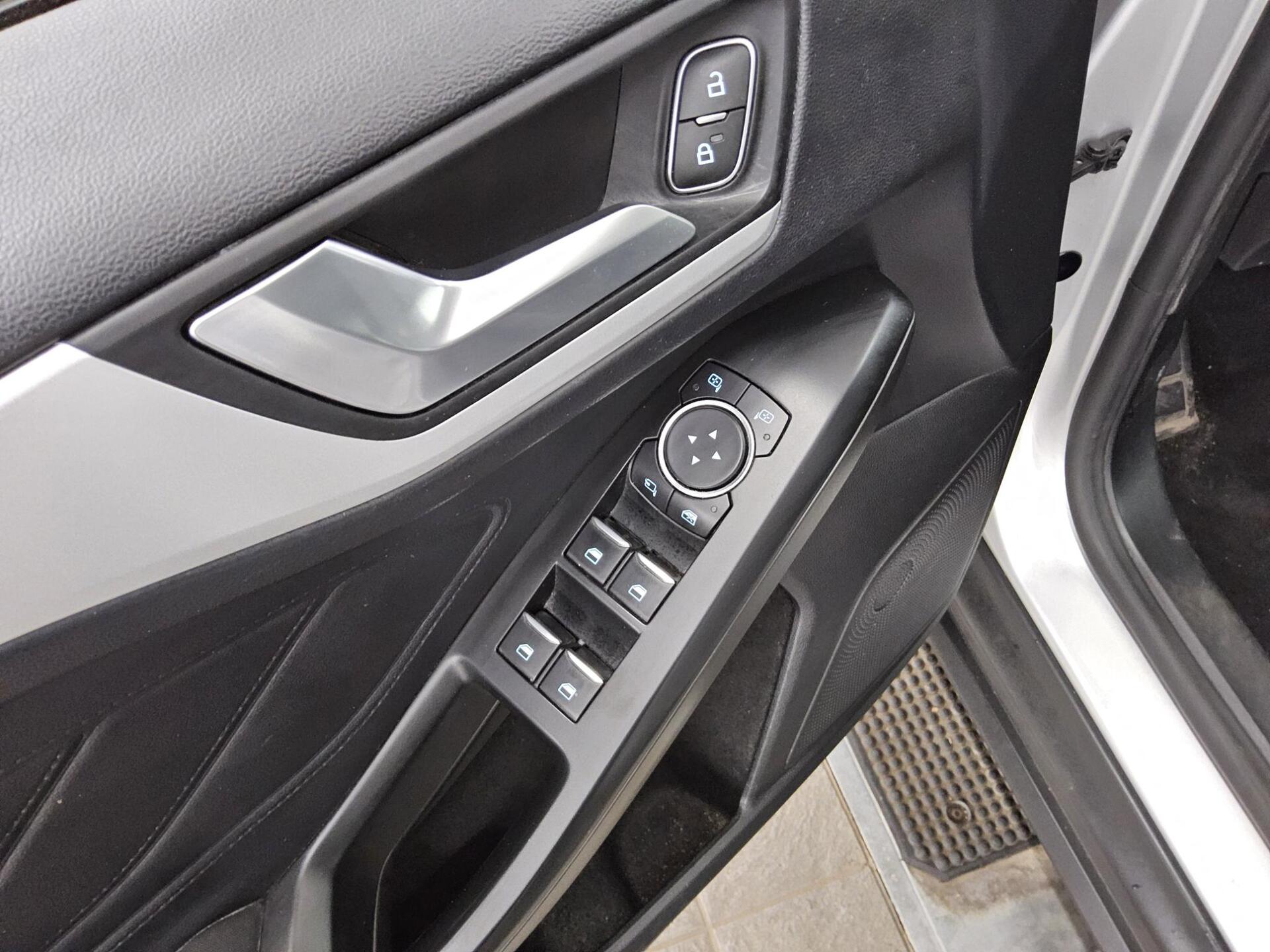 Ford Focus Turnier 1.5 EB Cool&Connect Navi LED AHK 9