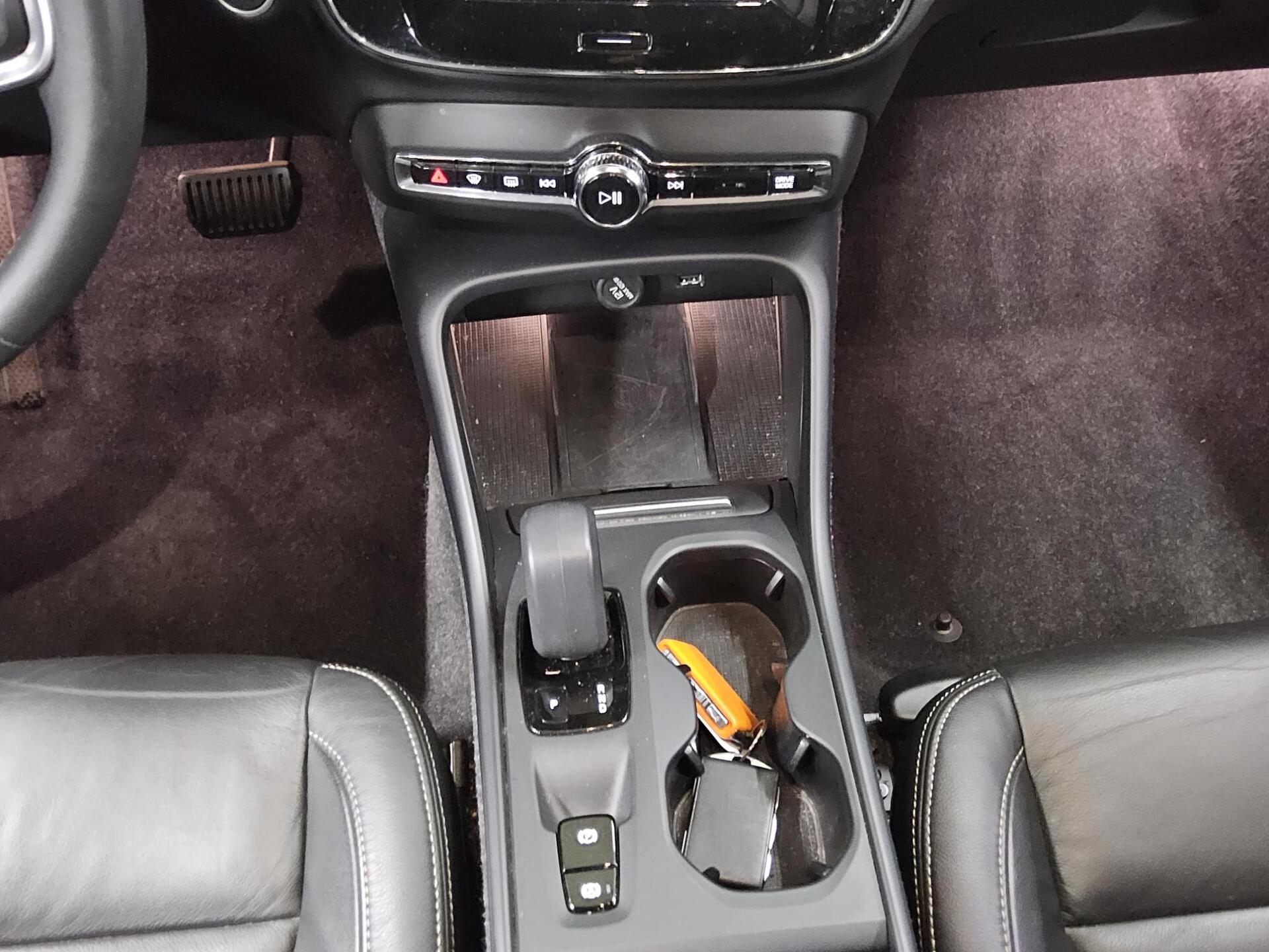 Volvo XC40 T4 Recharge Momentum Leder Navi H-K RfK AHK 6