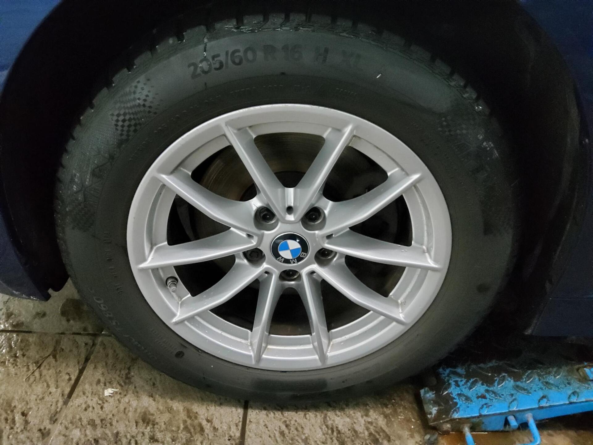 BMW 320dA Touring Advantage Navi LED LC-Pro Pano AHK 11