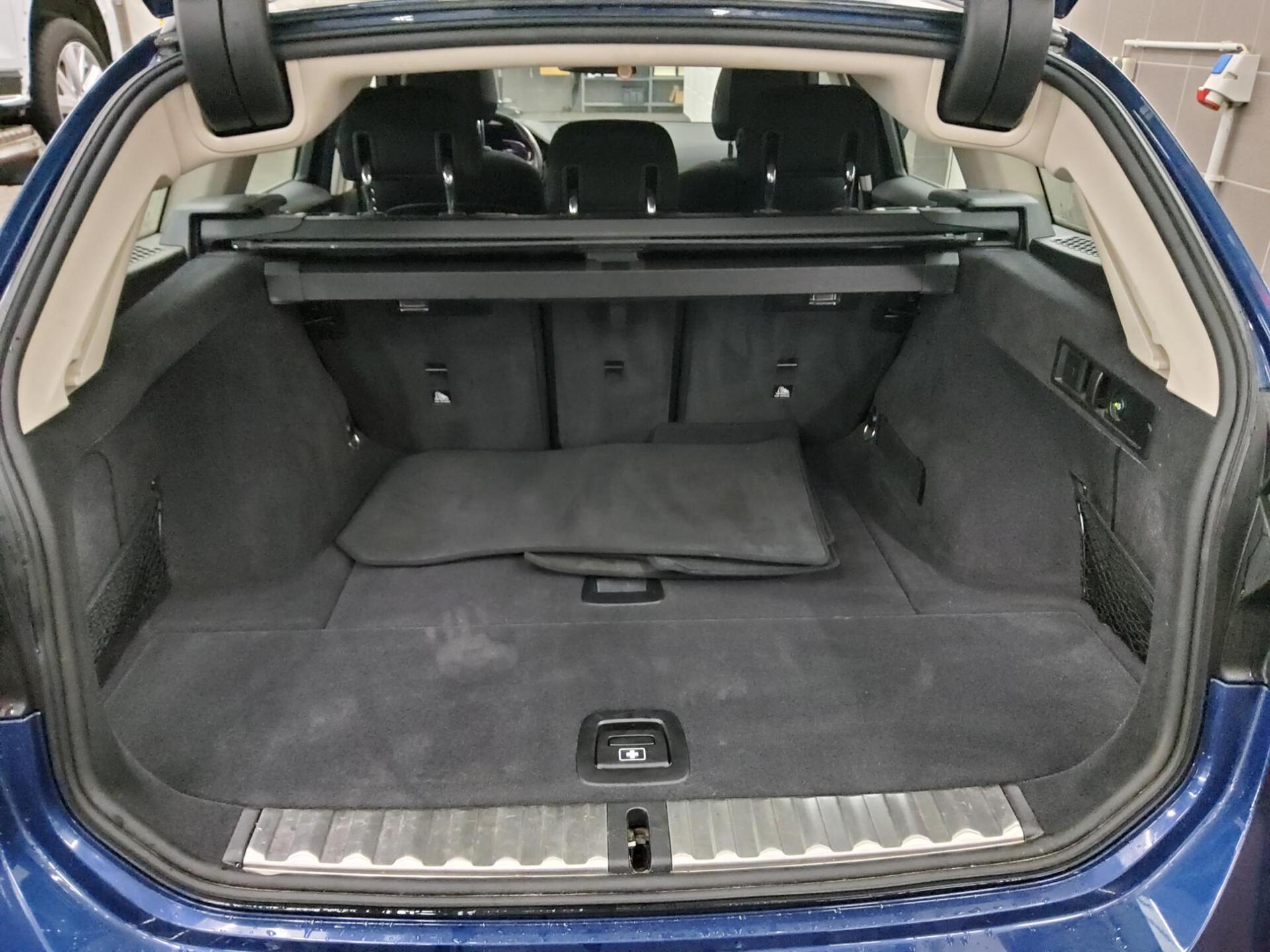 BMW 320dA Touring Advantage Navi LED LC-Pro Pano AHK 12