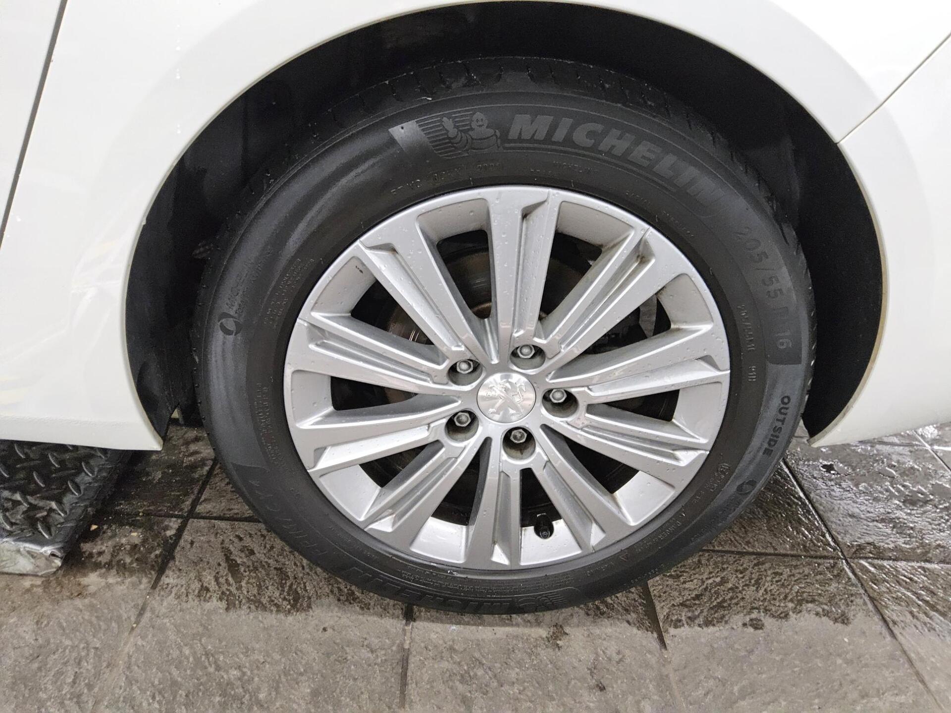 Peugeot 308 1.5 BlueHDI Allure T-Leder Navi LED RFK Shz 10