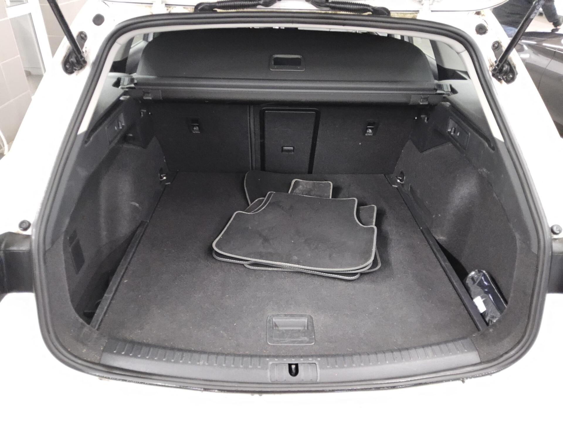 Seat Leon Sportstourer 2.0 TDI Style Navi vc LED 12