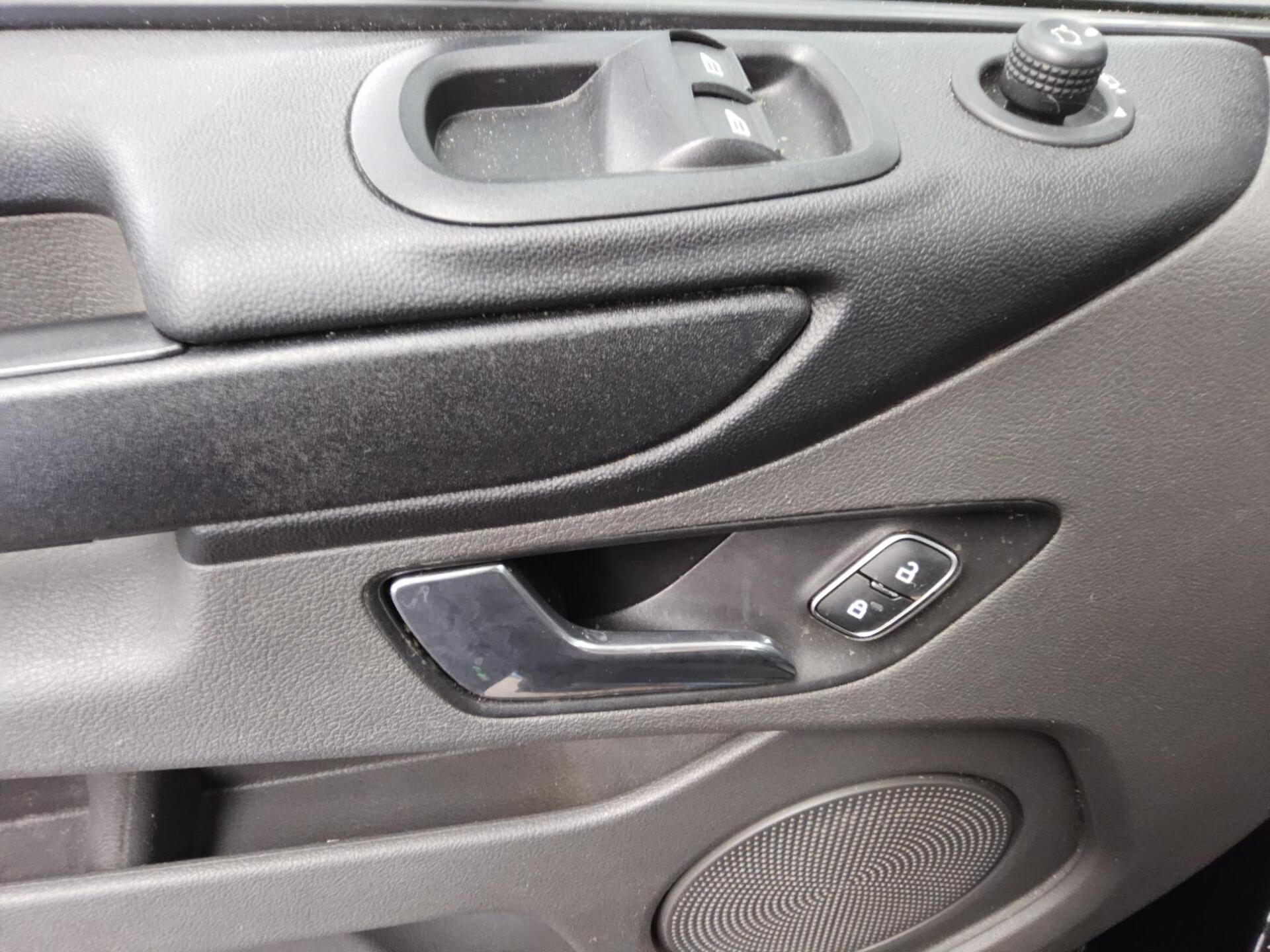 Ford Transit Custom 2.0 TDCi Trend L1 5-Sitze Navi 9