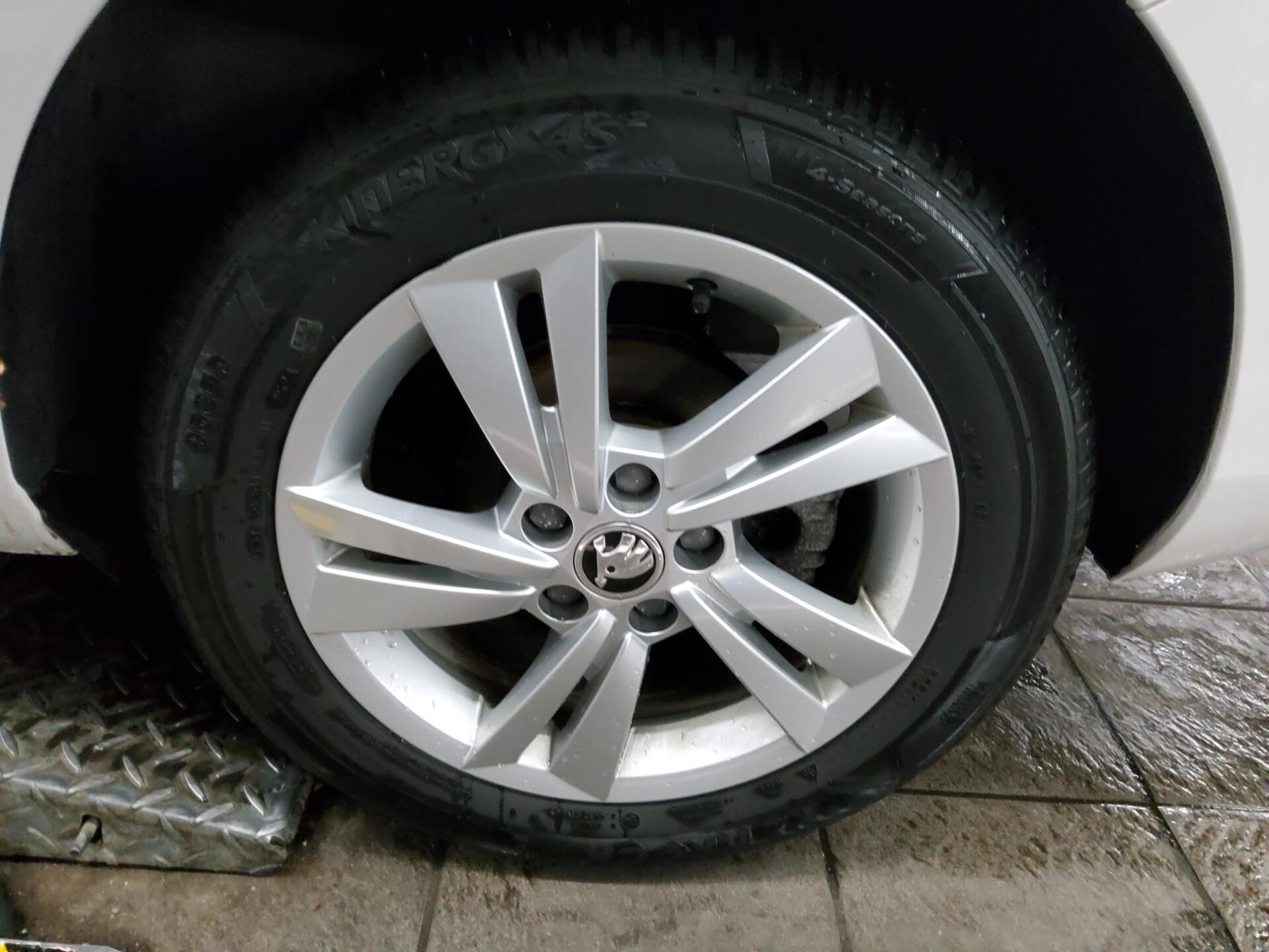 Skoda Fabia Kombi 1.0 TSI Style Navi PDC SHZ 10