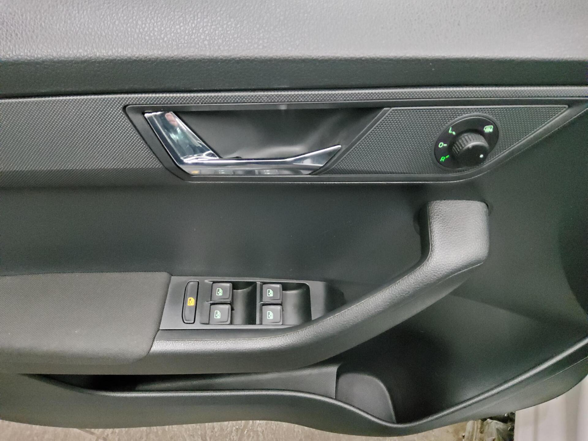 Skoda Fabia Kombi 1.0 TSI Style Navi PDC SHZ 9