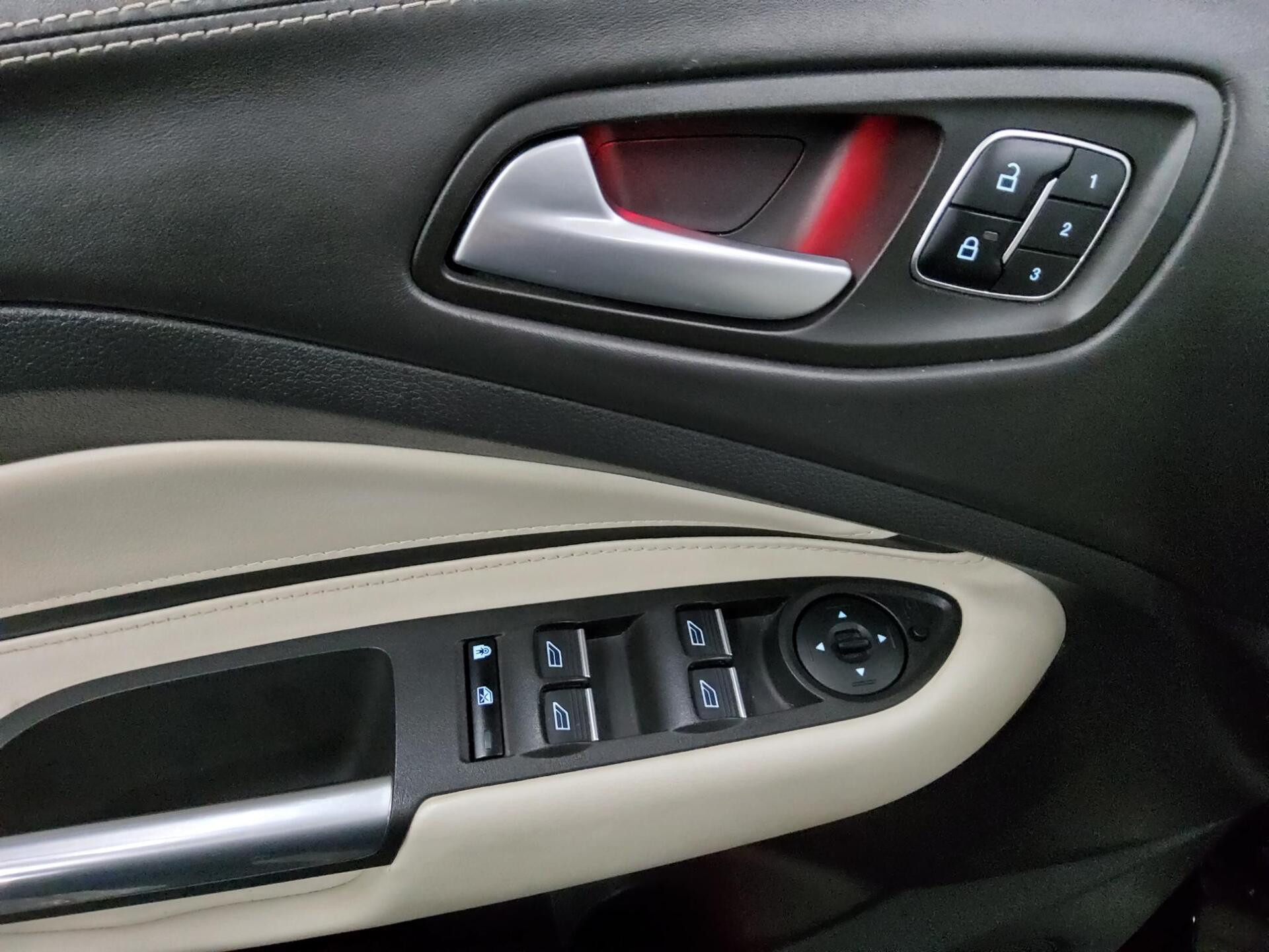 Ford Kuga 2.0 TDCI 4x4 Vignale Navi Xenon Pano AHK 9