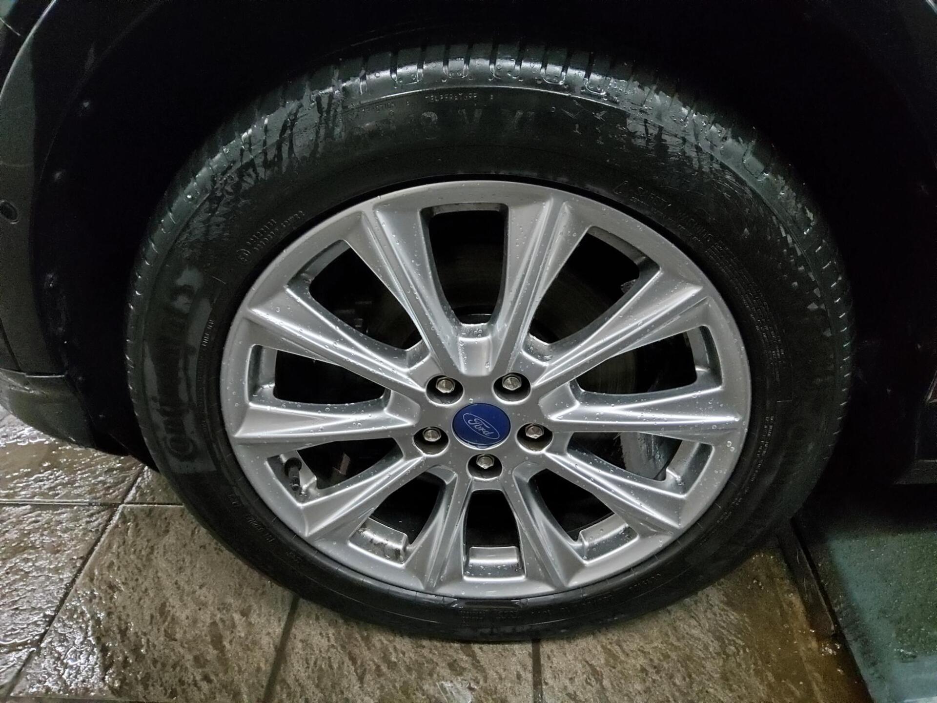 Ford Kuga 2.0 TDCI 4x4 Vignale Navi Xenon Pano AHK 10