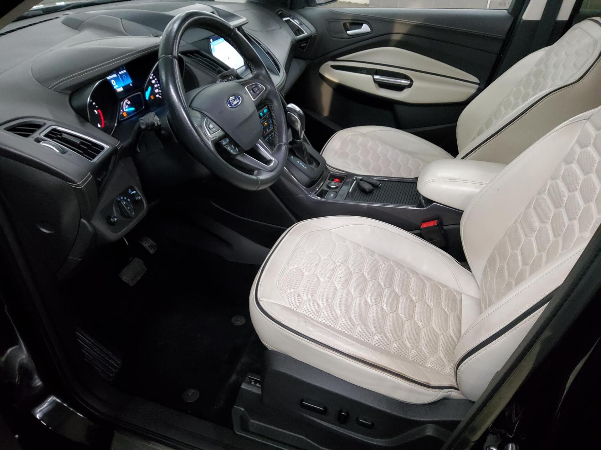 Ford Kuga 2.0 TDCI 4x4 Vignale Navi Xenon Pano AHK 8