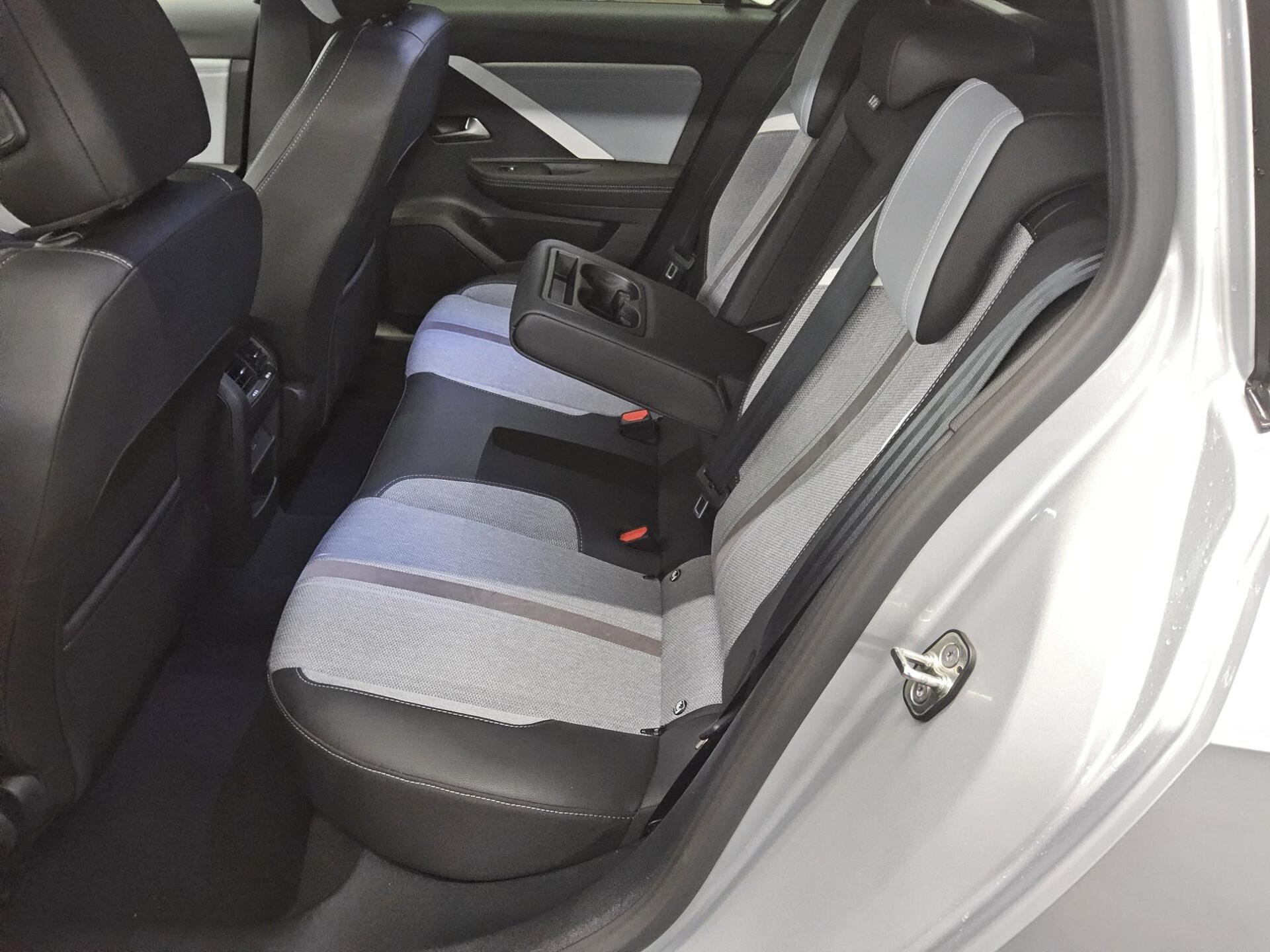 Opel Astra ST 1.2 Turbo Business Elegance Navi LED 13