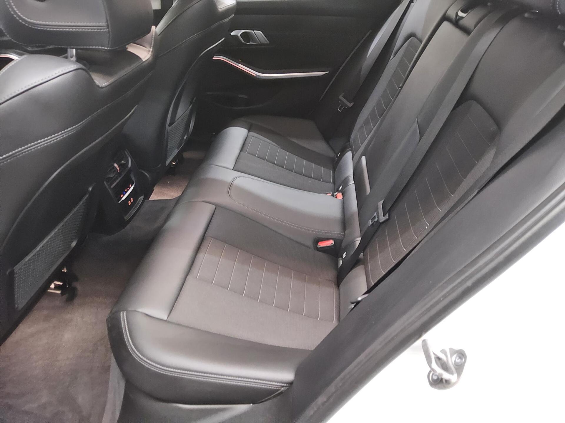 BMW 320dA Touring Sport-Line T-Leder Navi LED LC Pro 13