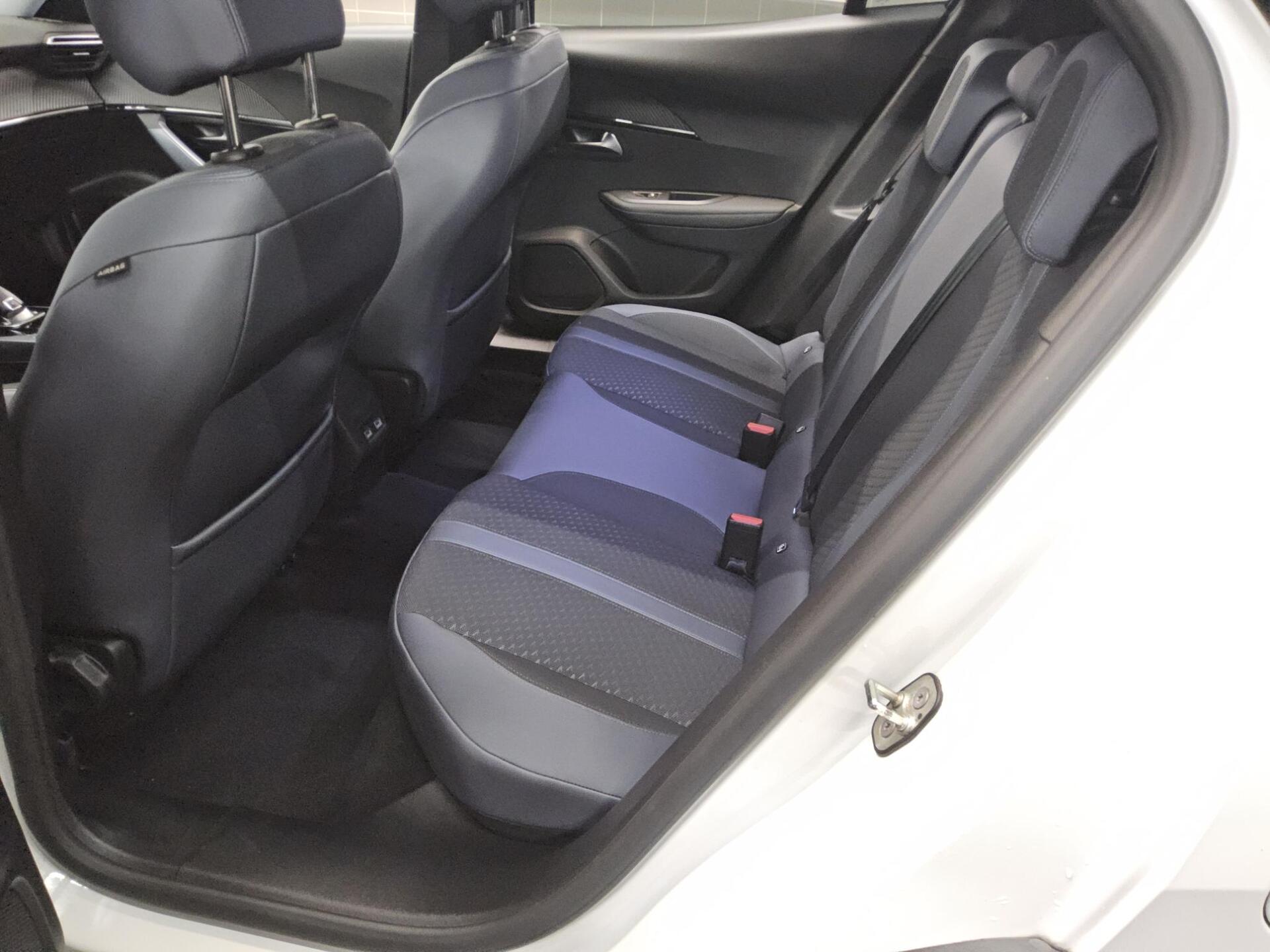 Peugeot 2008 1.5 BlueHDI Allure T-Leder Navi LED AHK ACC 13