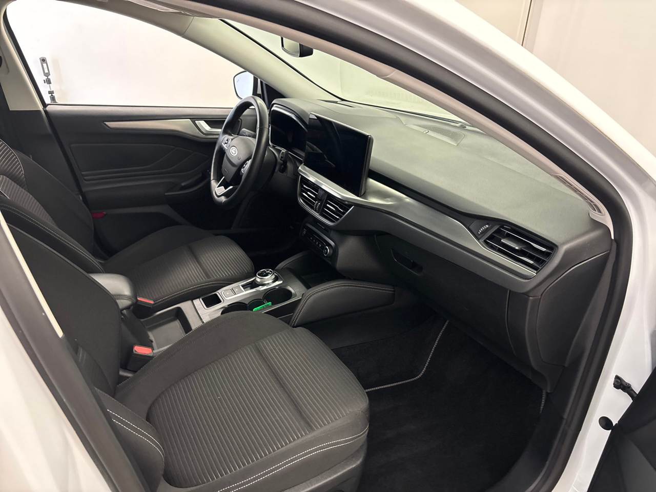 Ford Focus Turnier 1.5 EB Titanium X Navi LED Pano 6