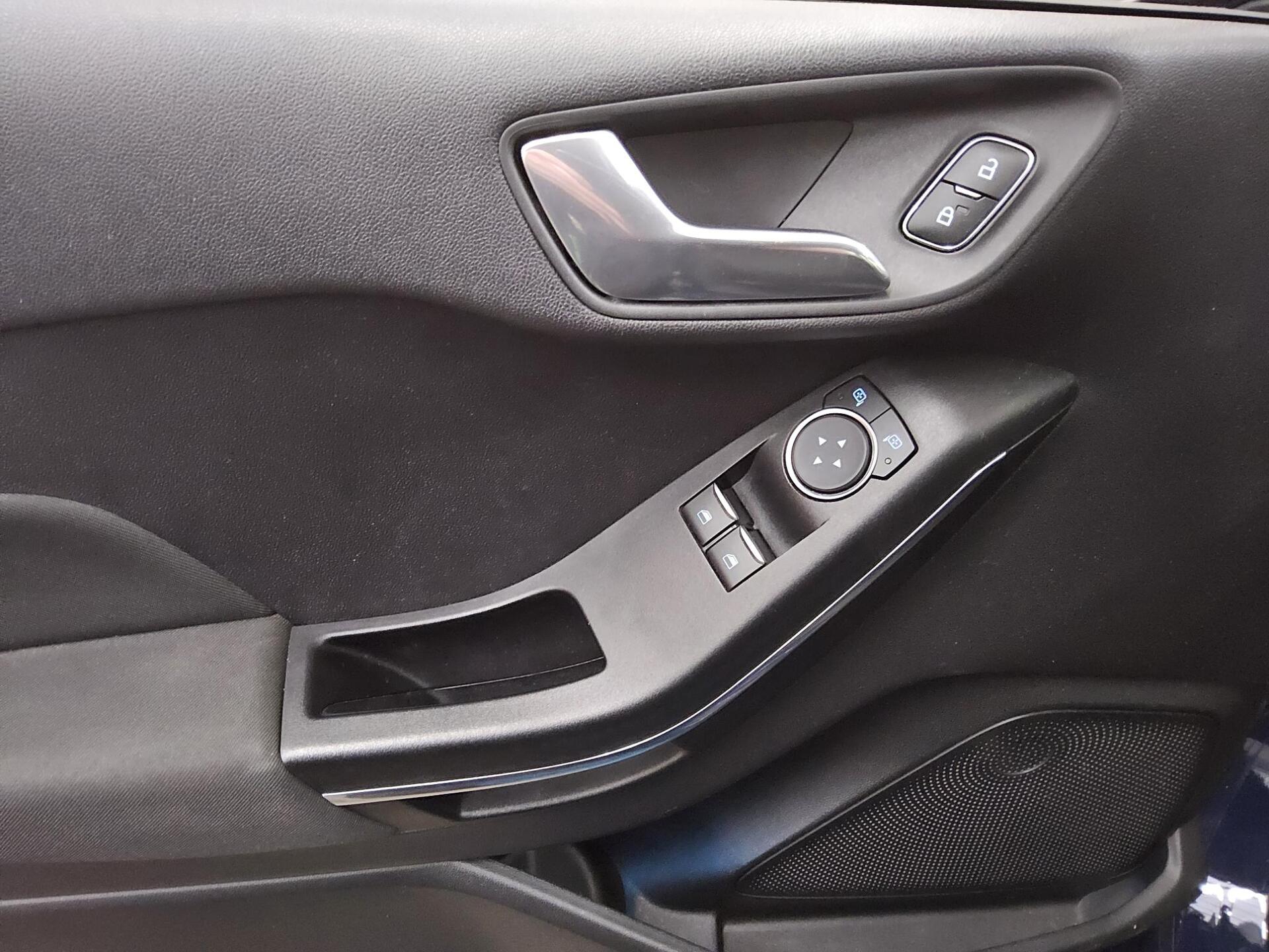 Ford Fiesta 1.0 EB Titanium PDC SHZ Klima 9