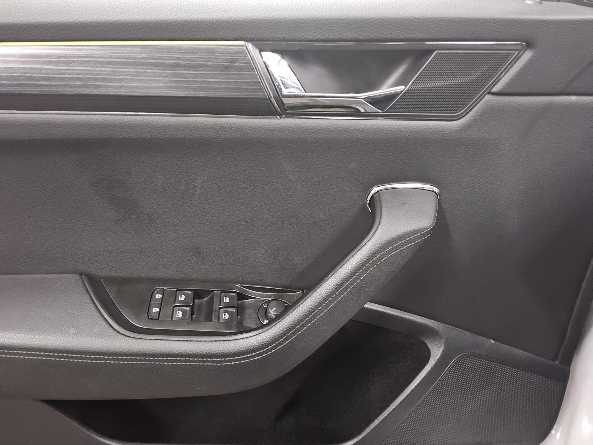 Skoda Superb Kombi 2.0 TDI Style Leder Navi LED vc AHK 10