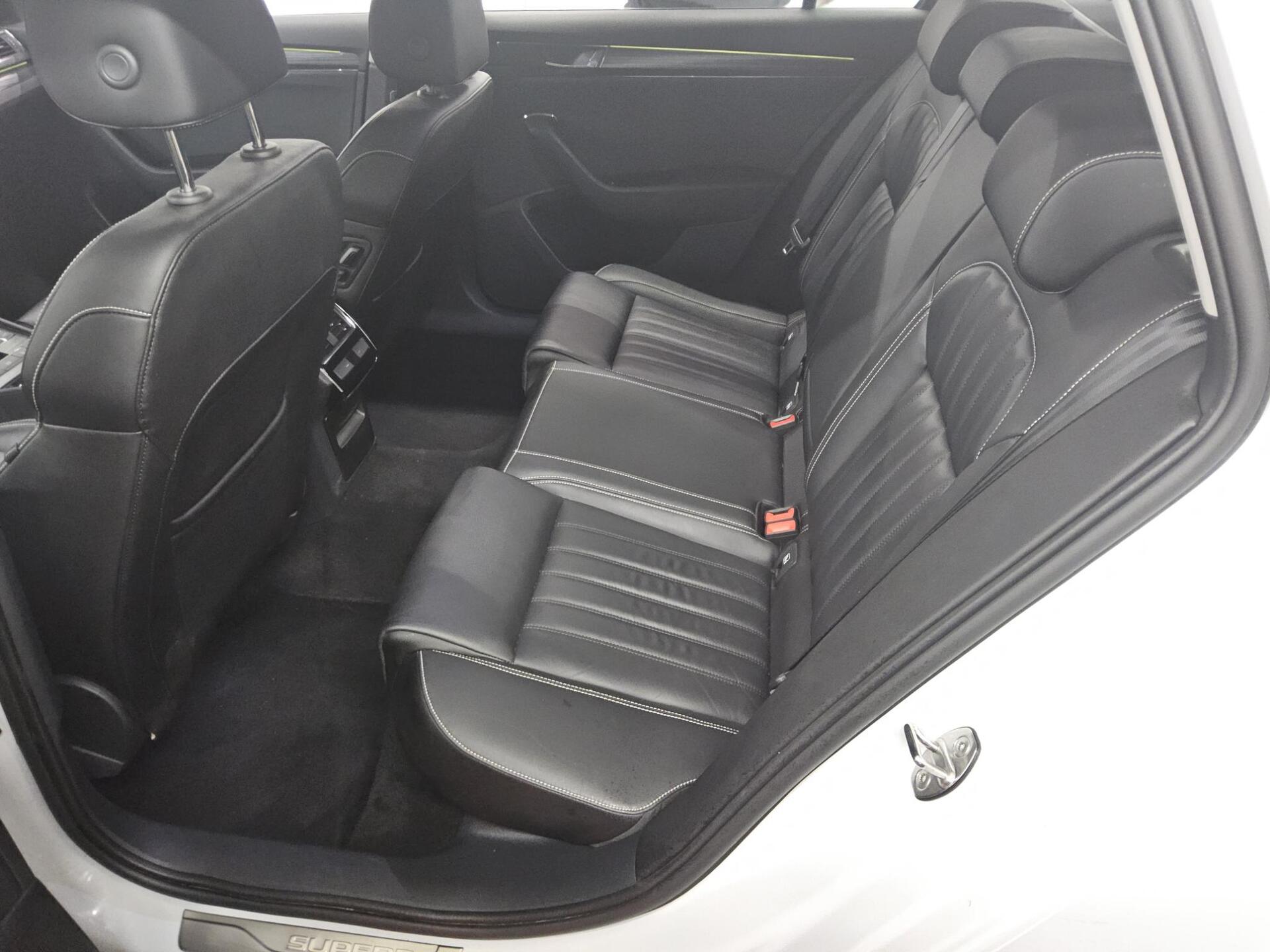 Skoda Superb Kombi 2.0 TDI Style Leder Navi LED vc AHK 13