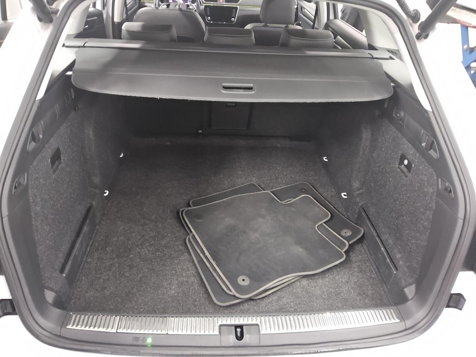 Skoda Superb Kombi 2.0 TDI Style Leder Navi LED vc AHK 12