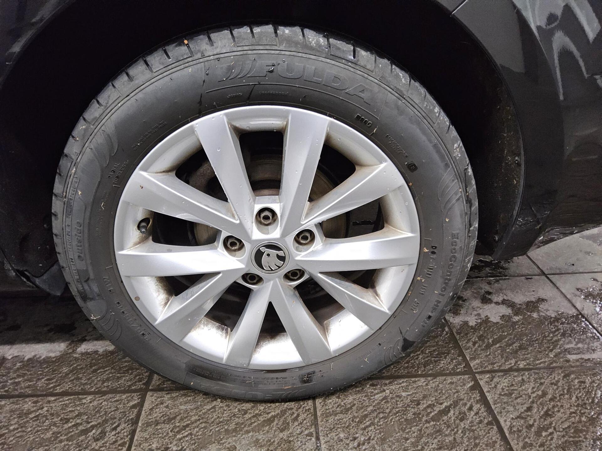 Skoda Octavia Kombi 2.0 TDI Style T-Leder Navi Shz 10