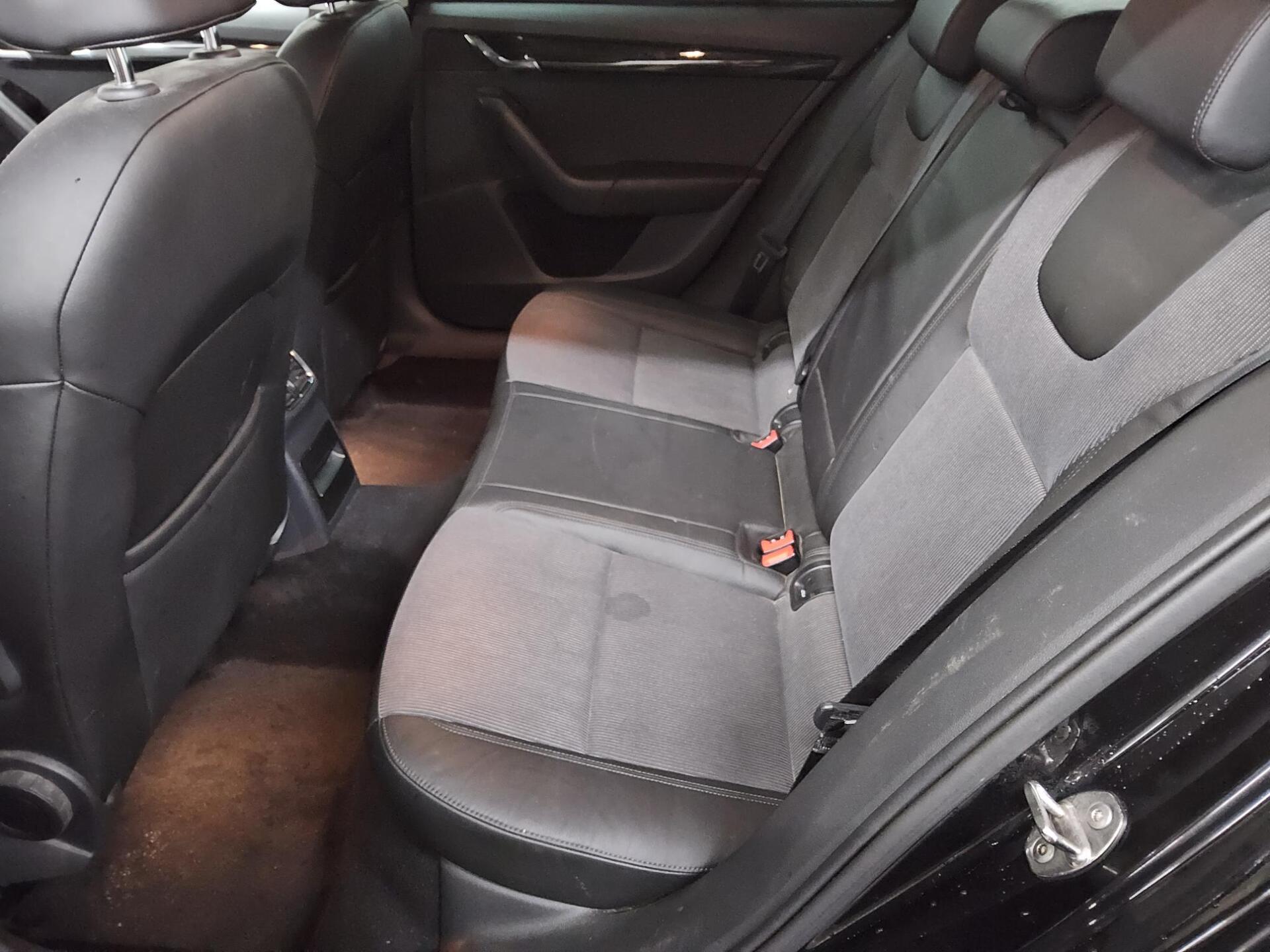 Skoda Octavia Kombi 2.0 TDI Style T-Leder Navi Shz 13