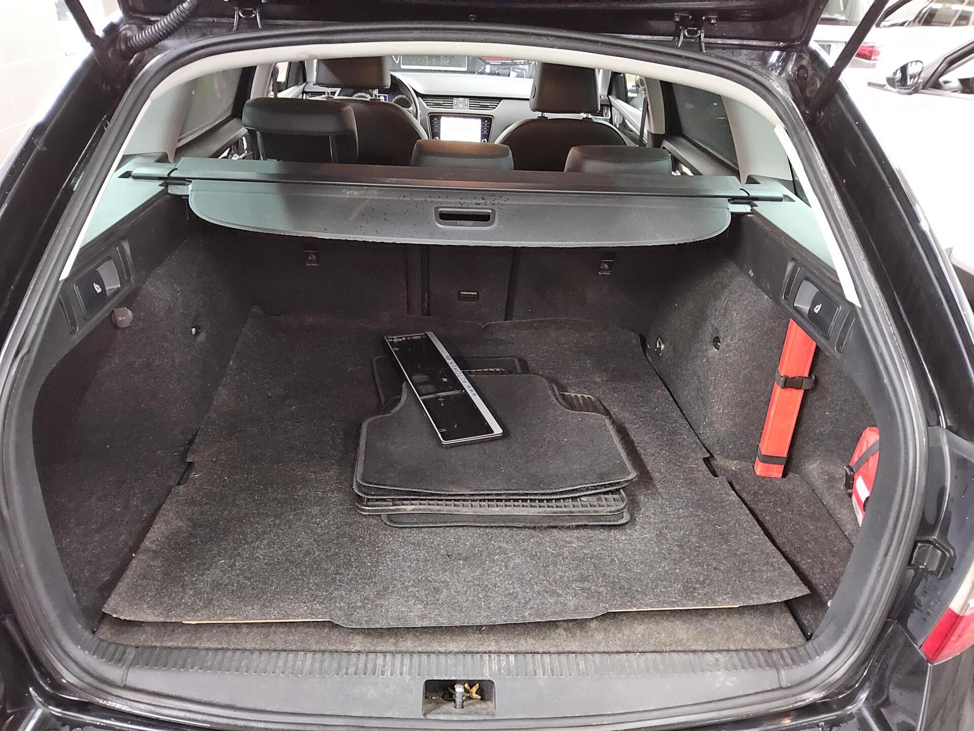 Skoda Octavia Kombi 2.0 TDI Style T-Leder Navi Shz 11