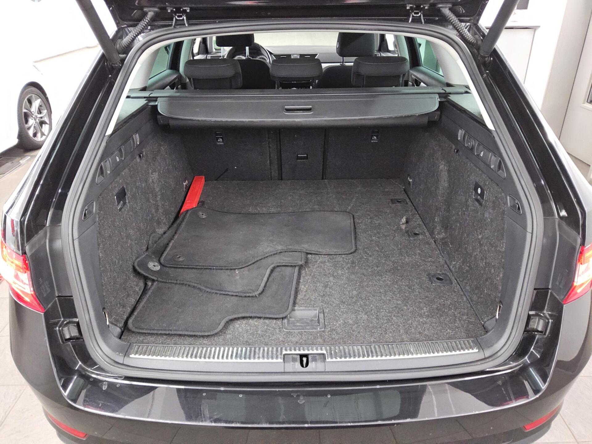 Skoda Superb Kombi 2.0 TDI Ambition Navi LED RFK Shz 11