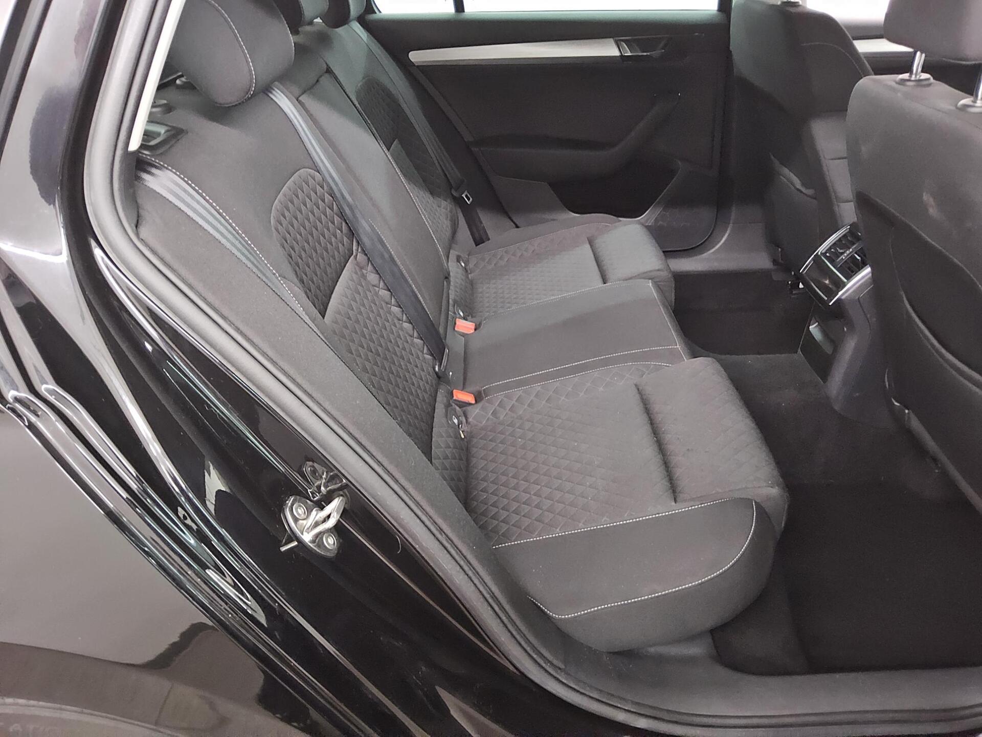 Skoda Superb Kombi 2.0 TDI Ambition Navi LED RFK Shz 13