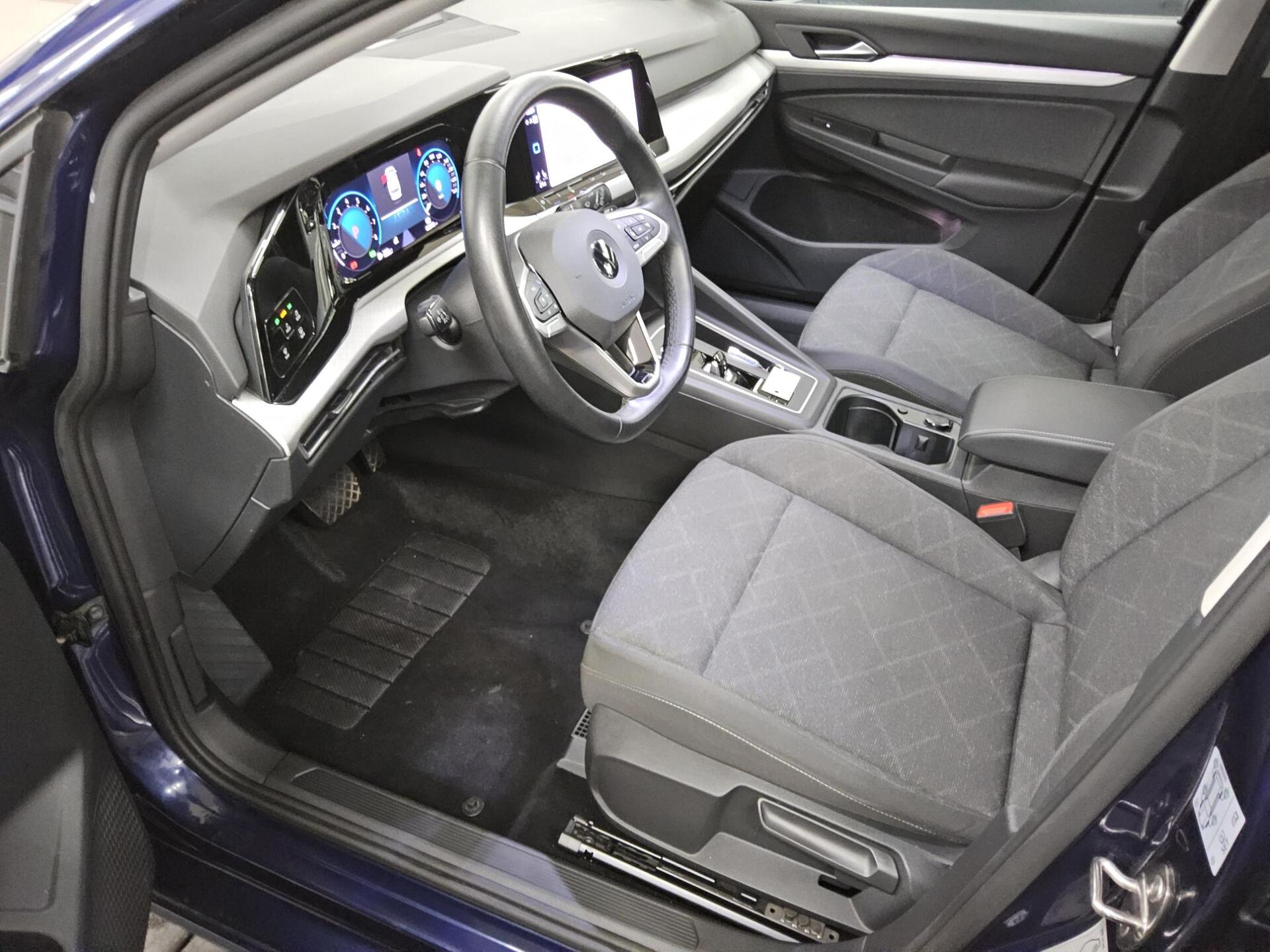 Volkswagen Golf-8 Var. 1.0 eTSI Life Navi LED ACC AID RFK 8