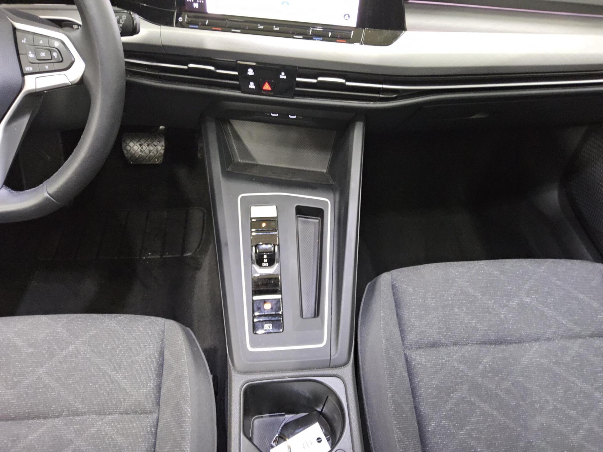 Volkswagen Golf Var. 2.0 TDI Life Navi LED Shz DC Pano PDC 6