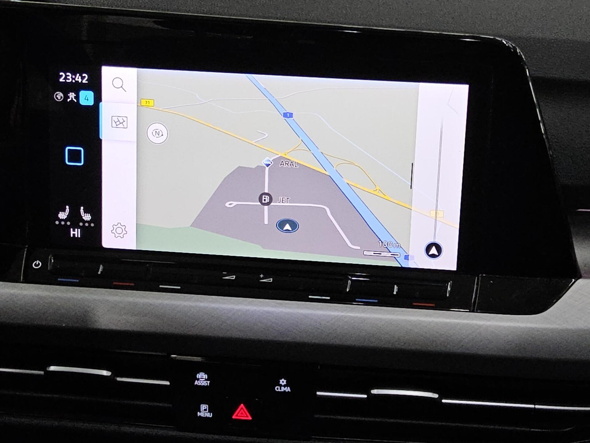 Volkswagen Golf Var. 2.0 TDI Life Navi LED Shz DC Pano PDC 7