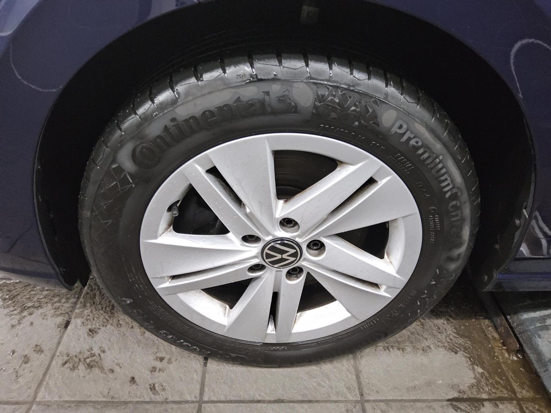 Volkswagen Golf Var. 2.0 TDI Life Navi LED Shz DC Pano PDC 11