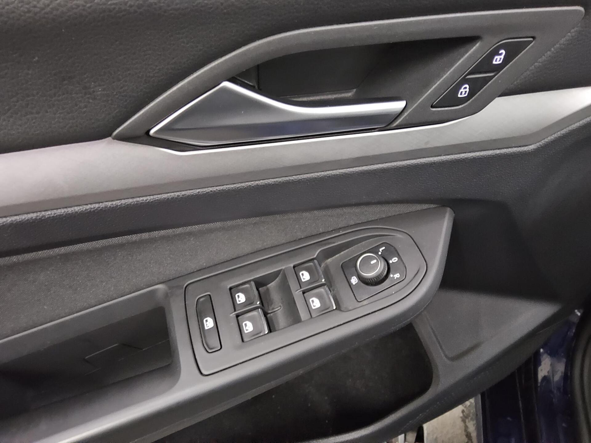 Volkswagen Golf Var. 2.0 TDI Life Navi LED Shz DC Pano PDC 9