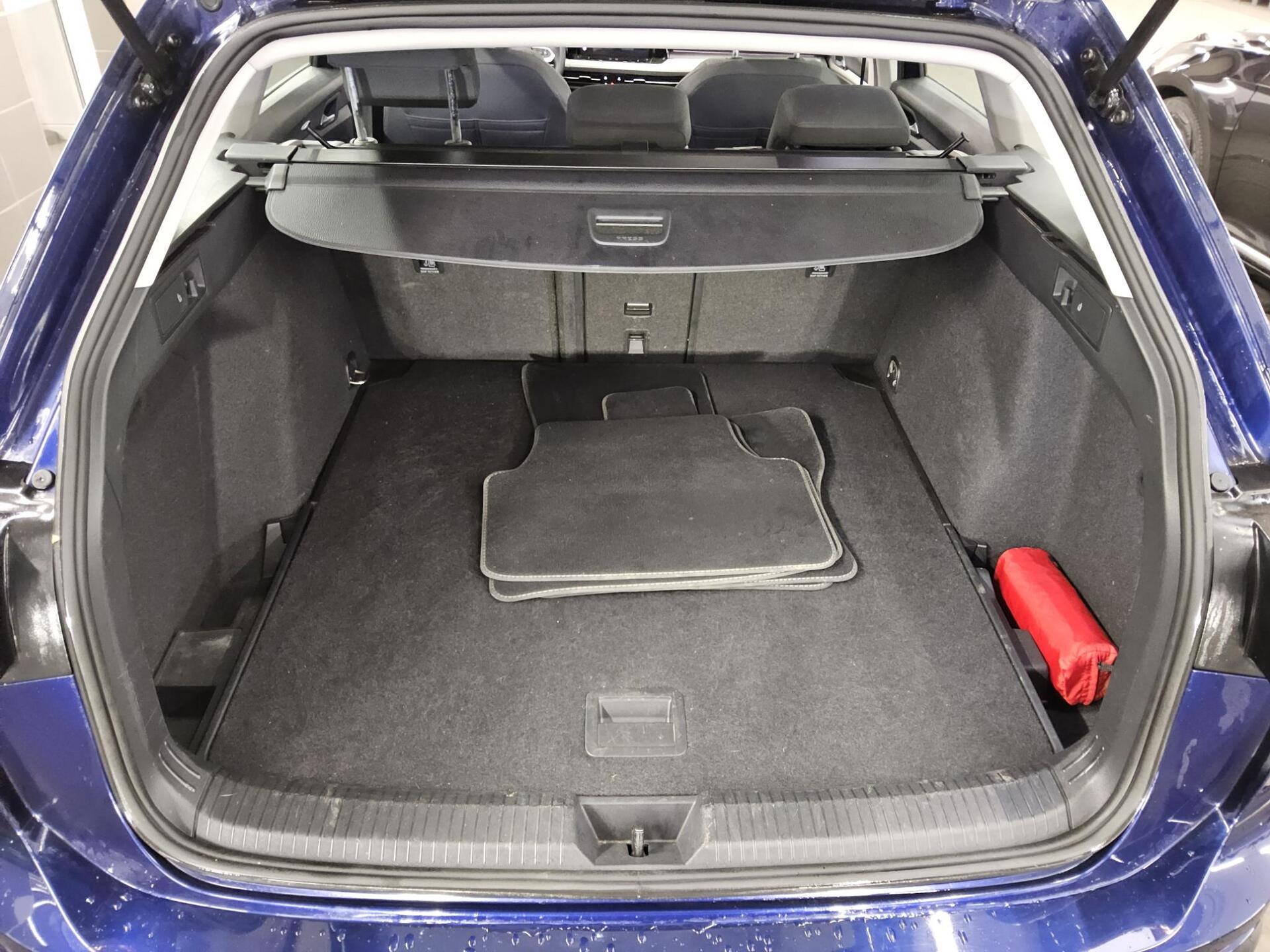 Volkswagen Golf Var. 2.0 TDI Life Navi LED Shz DC Pano PDC 12