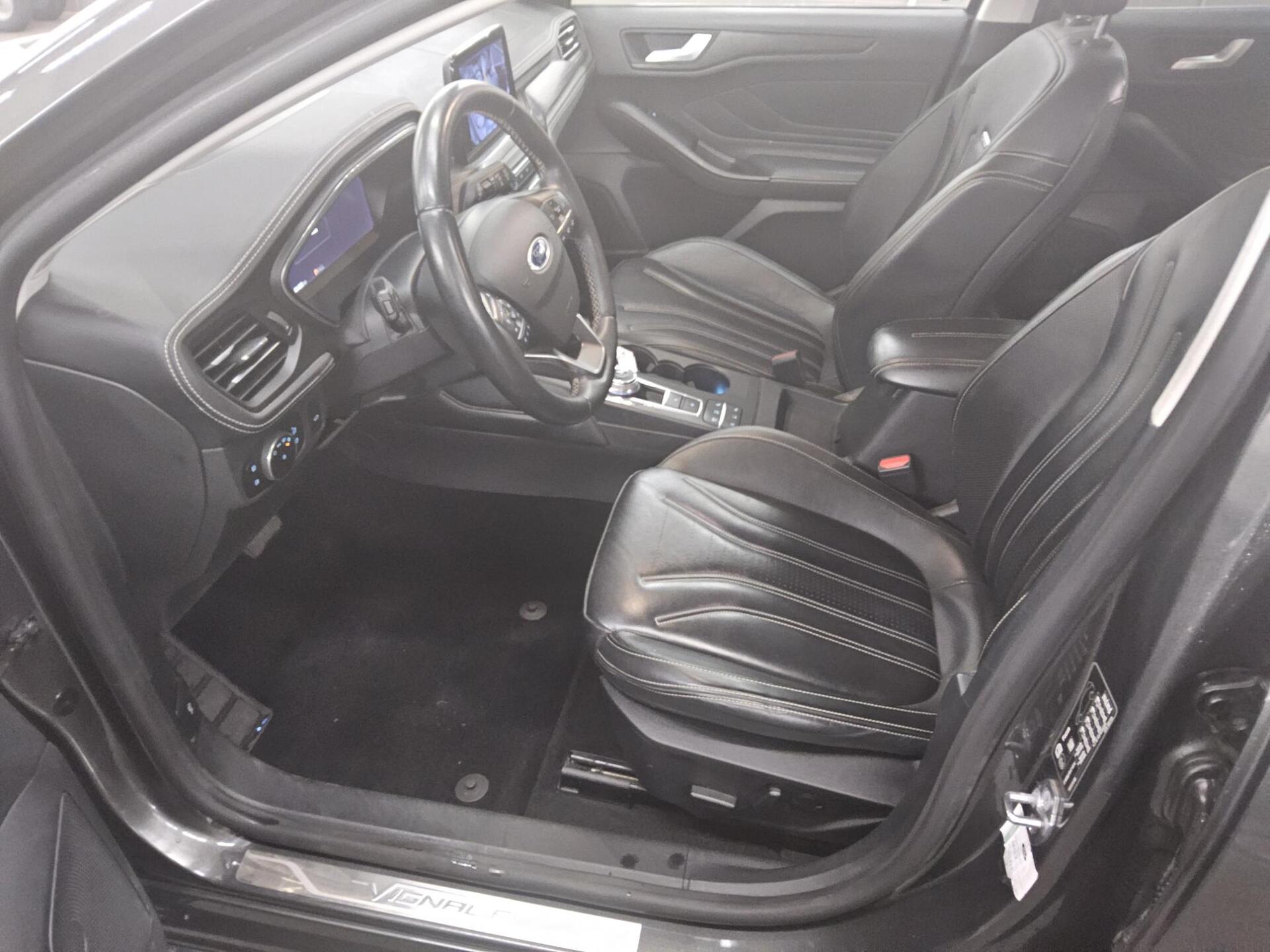 Ford Focus Turnier 1.5 EB Vignale Navi LED Leder AHK 9