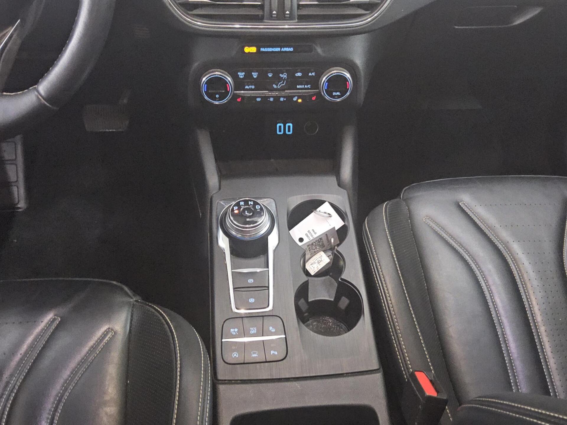 Ford Focus Turnier 1.5 EB Vignale Navi LED Leder AHK 6