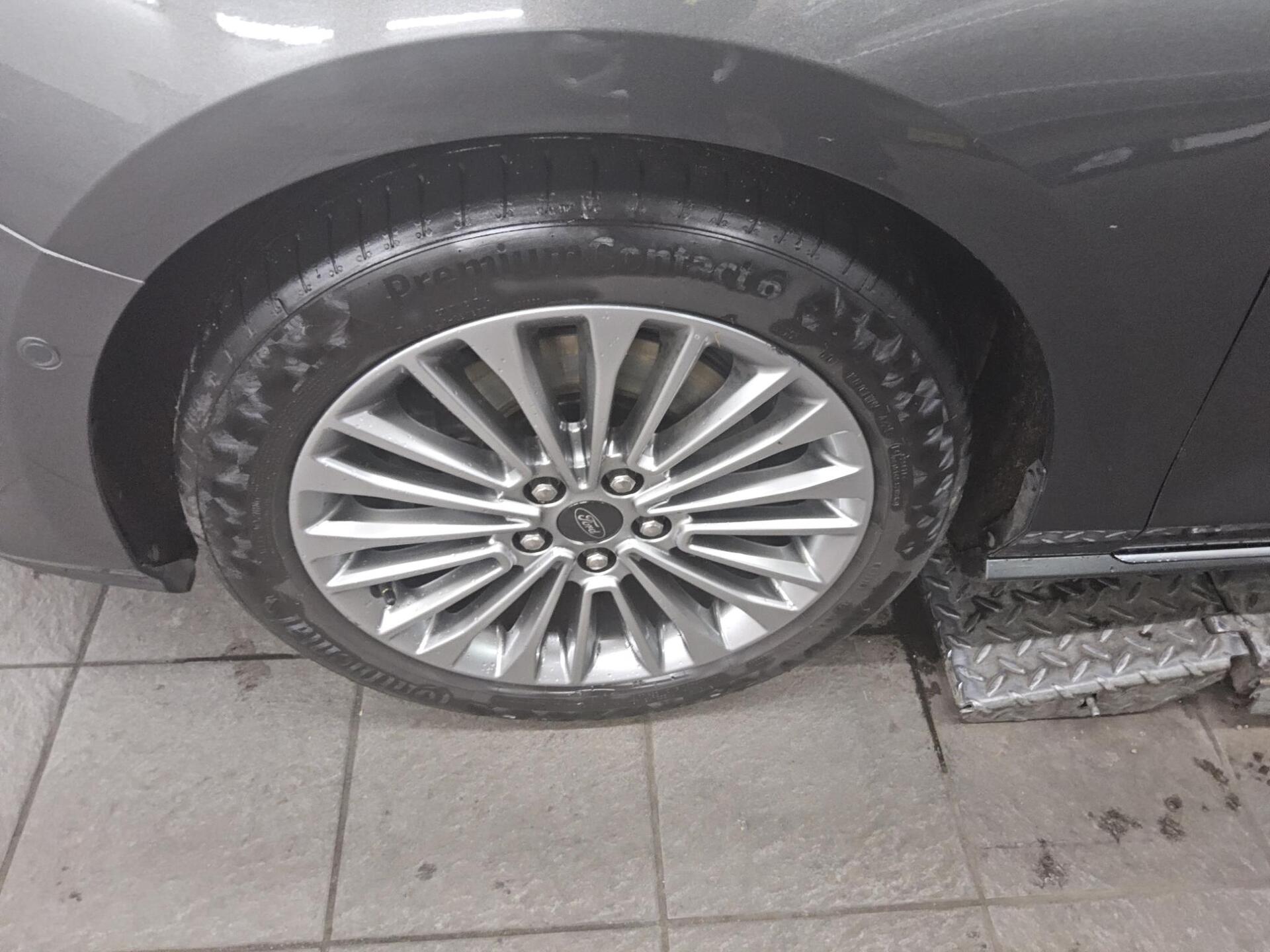 Ford Focus Turnier 1.5 EB Vignale Navi LED Leder AHK 11