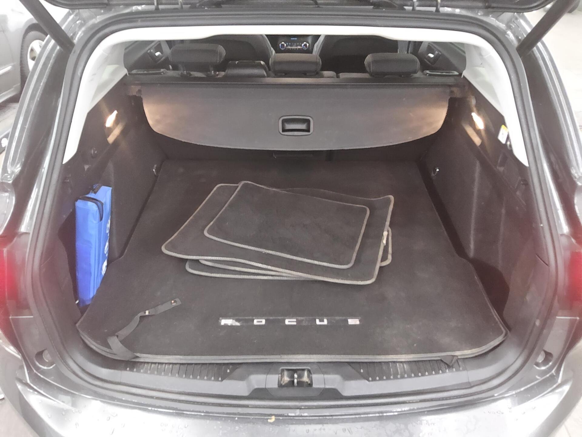 Ford Focus Turnier 1.5 EB Vignale Navi LED Leder AHK 13