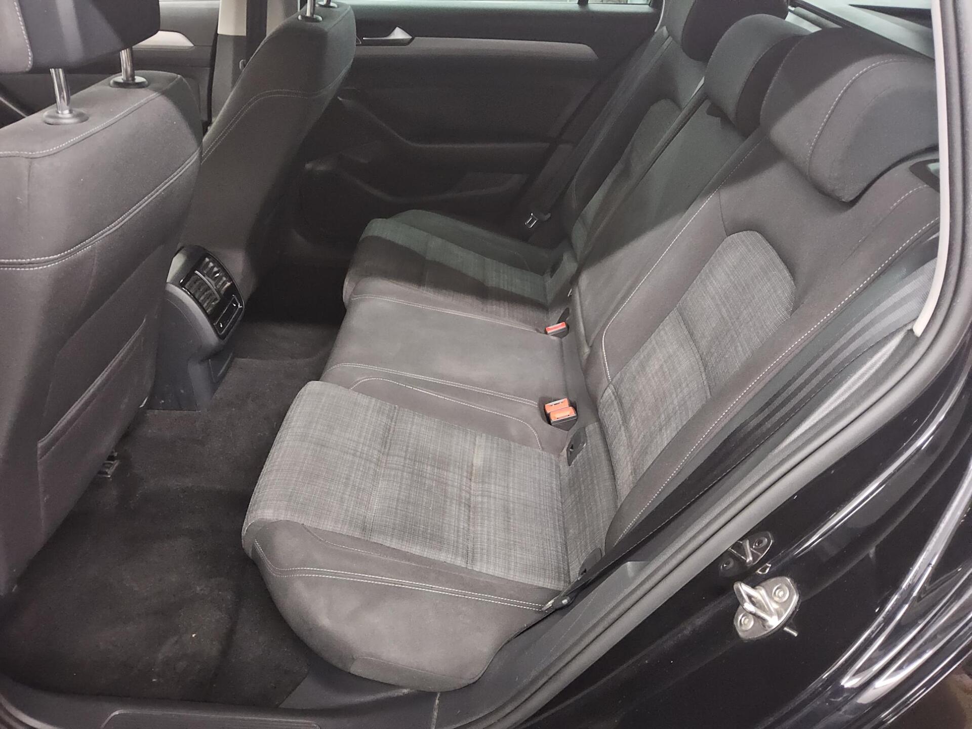 Volkswagen Passat Var. 2.0 TDI Business Navi LED ACC RFK 13