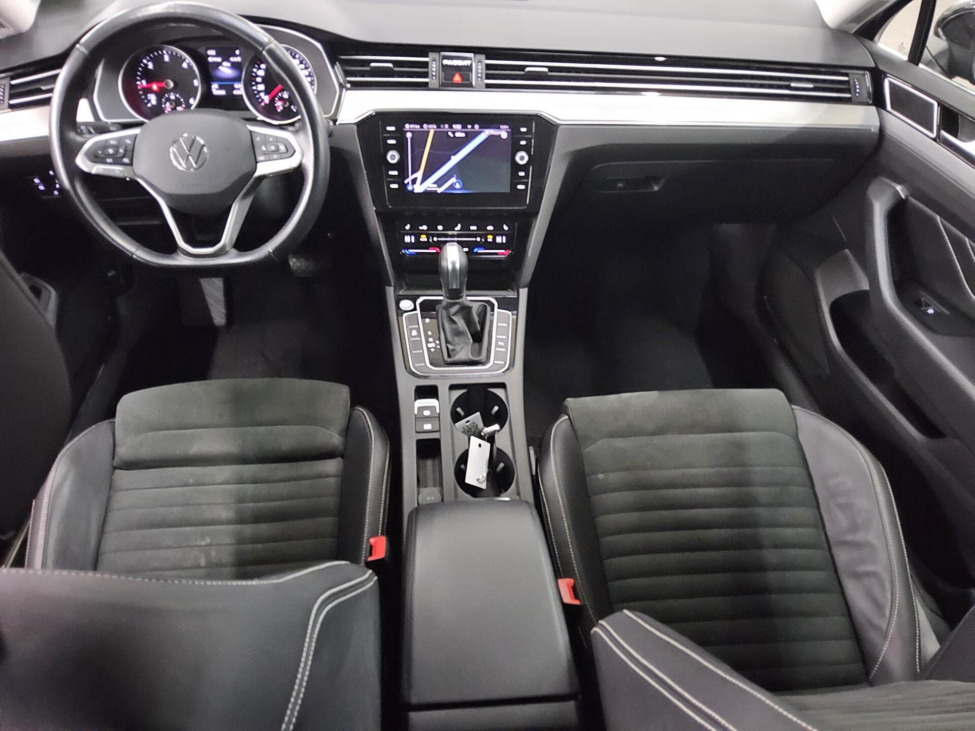 Volkswagen Passat Var. 2.0 TDI Elegance Navi IQ.Light RFK 6