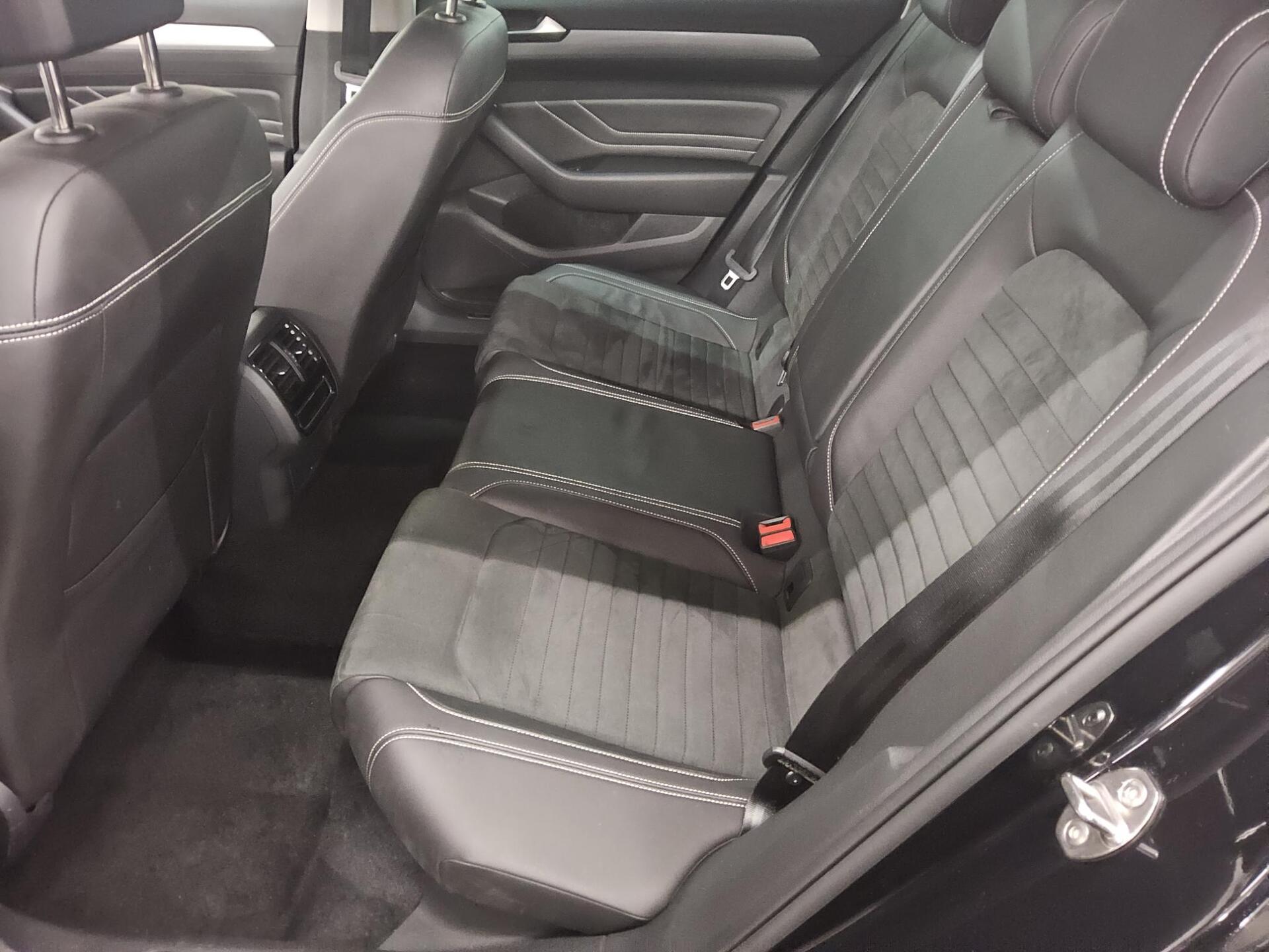 Volkswagen Passat Var. 2.0 TDI Elegance Navi IQ.Light RFK 13