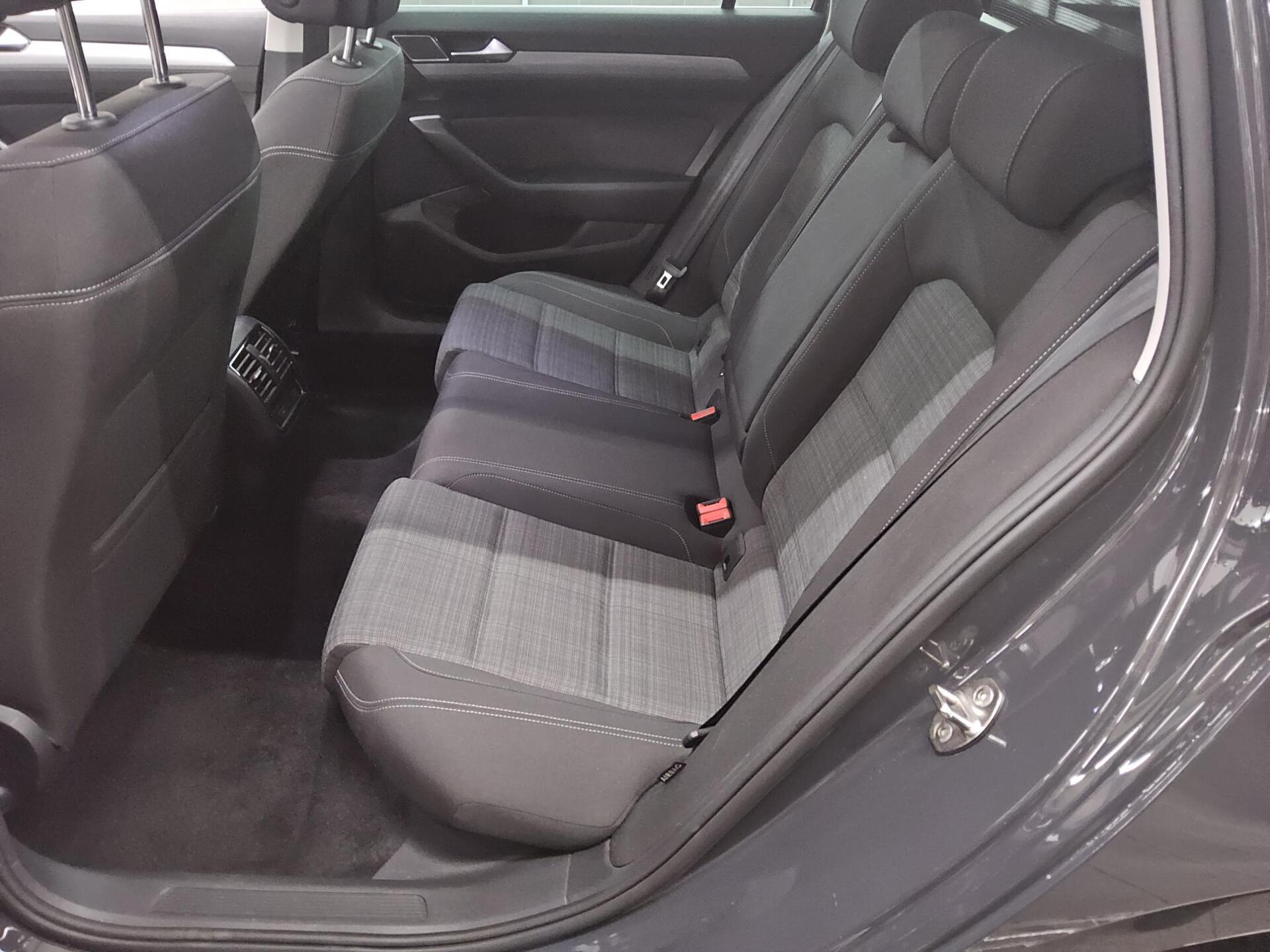 Volkswagen Passat Var. 2.0 TDI Business Navi LED Pano AHK 13