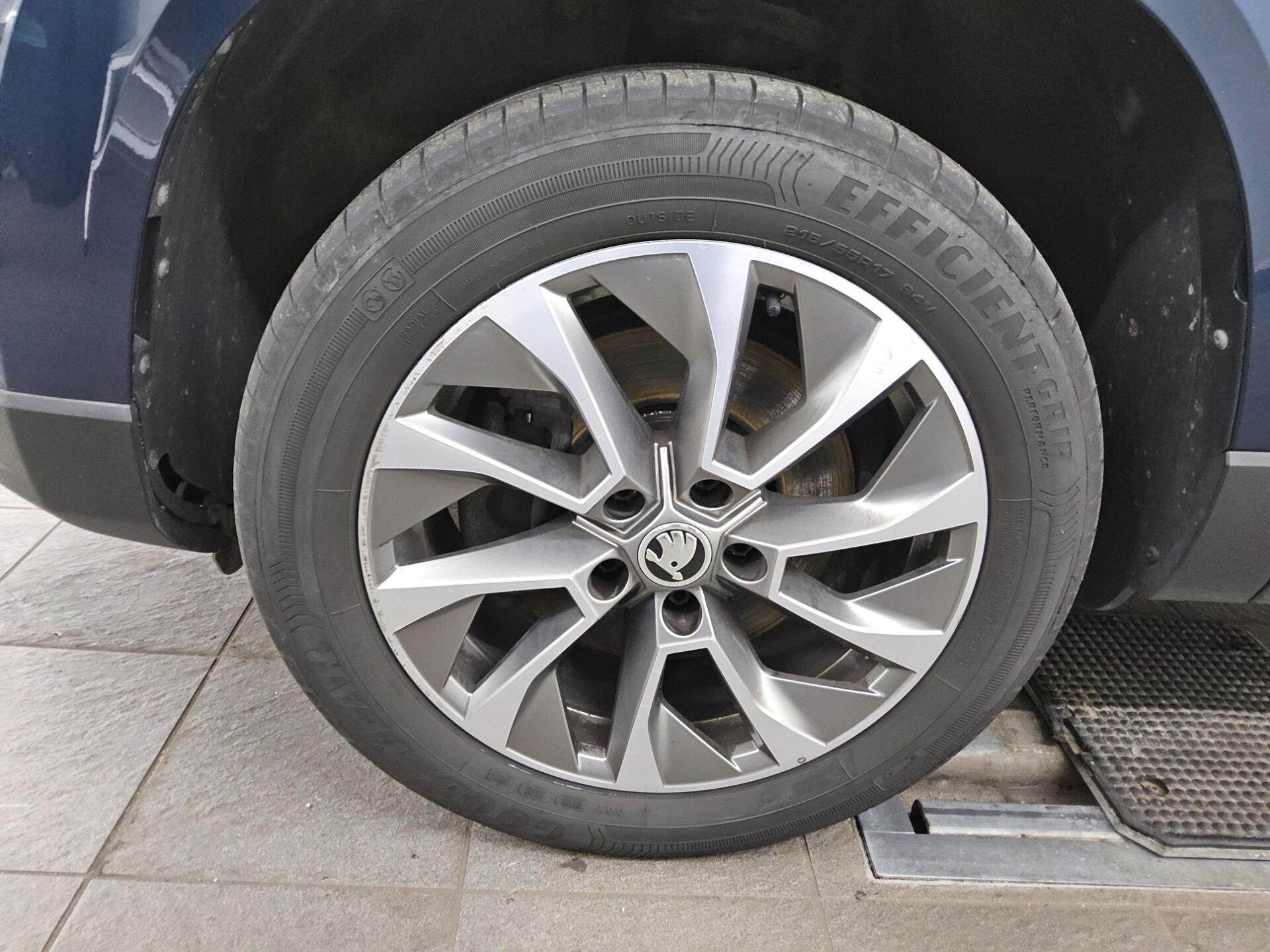 Skoda Karoq 2.0 TDI Clever Navi LED Pano RfK ACC 10