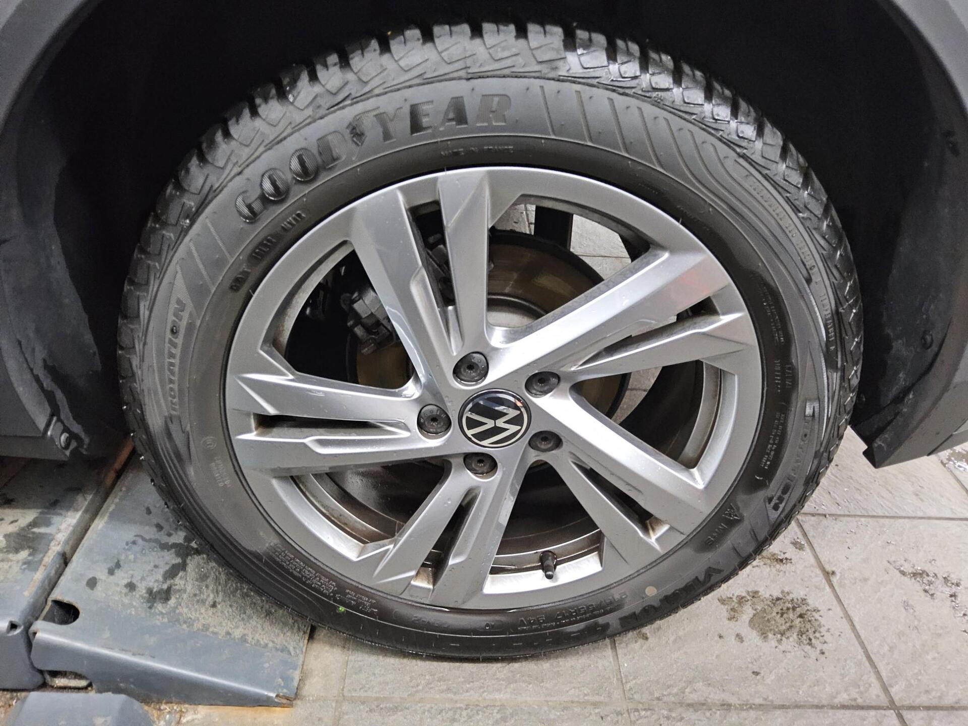 Volkswagen T-Roc 1.0 TSI R-Line T-Leder LED DC PDC Shz BT 11