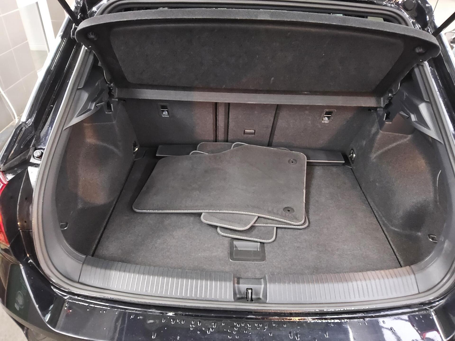 Volkswagen T-Roc 1.0 TSI R-Line T-Leder LED DC PDC Shz BT 12