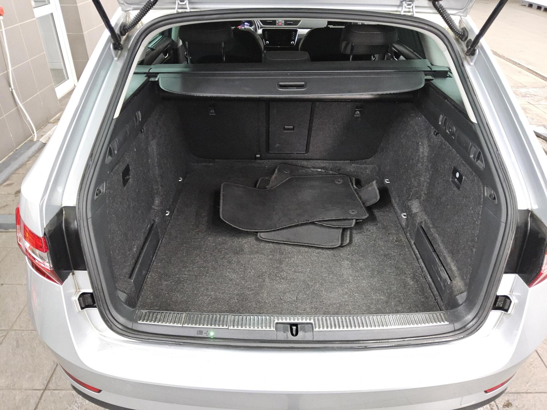 Skoda Superb Kombi 2.0 TDI Ambition Navi LED vc AHK 12