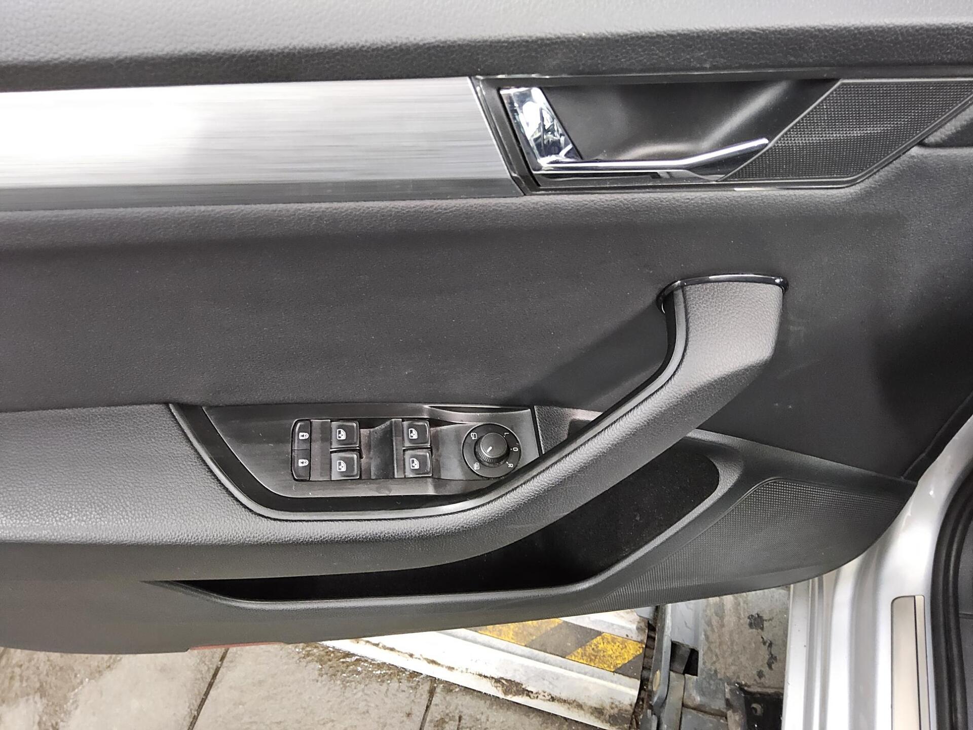 Skoda Superb Kombi 2.0 TDI Ambition Navi LED vc AHK 10