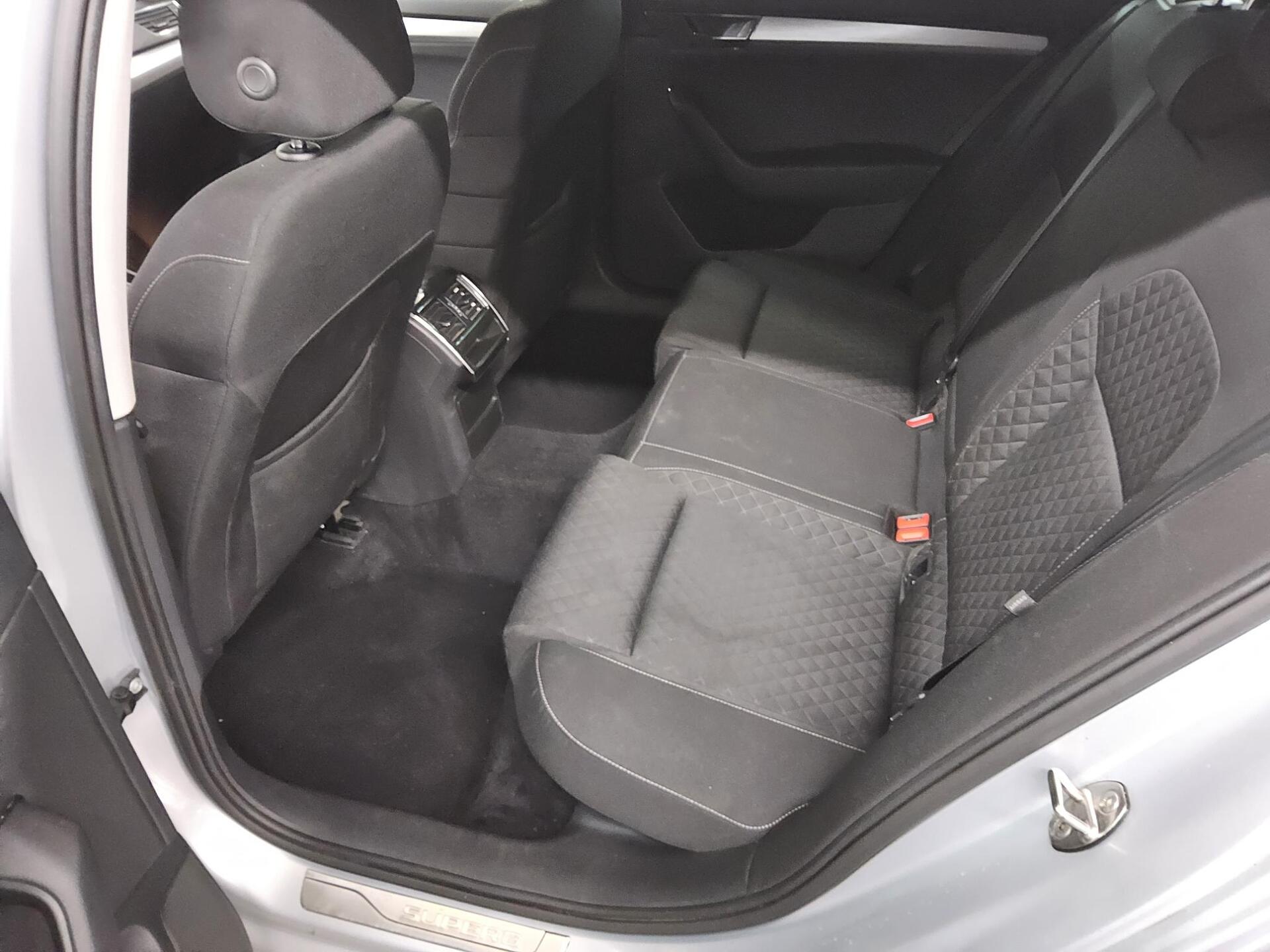 Skoda Superb Kombi 2.0 TDI Ambition Navi LED vc AHK 13