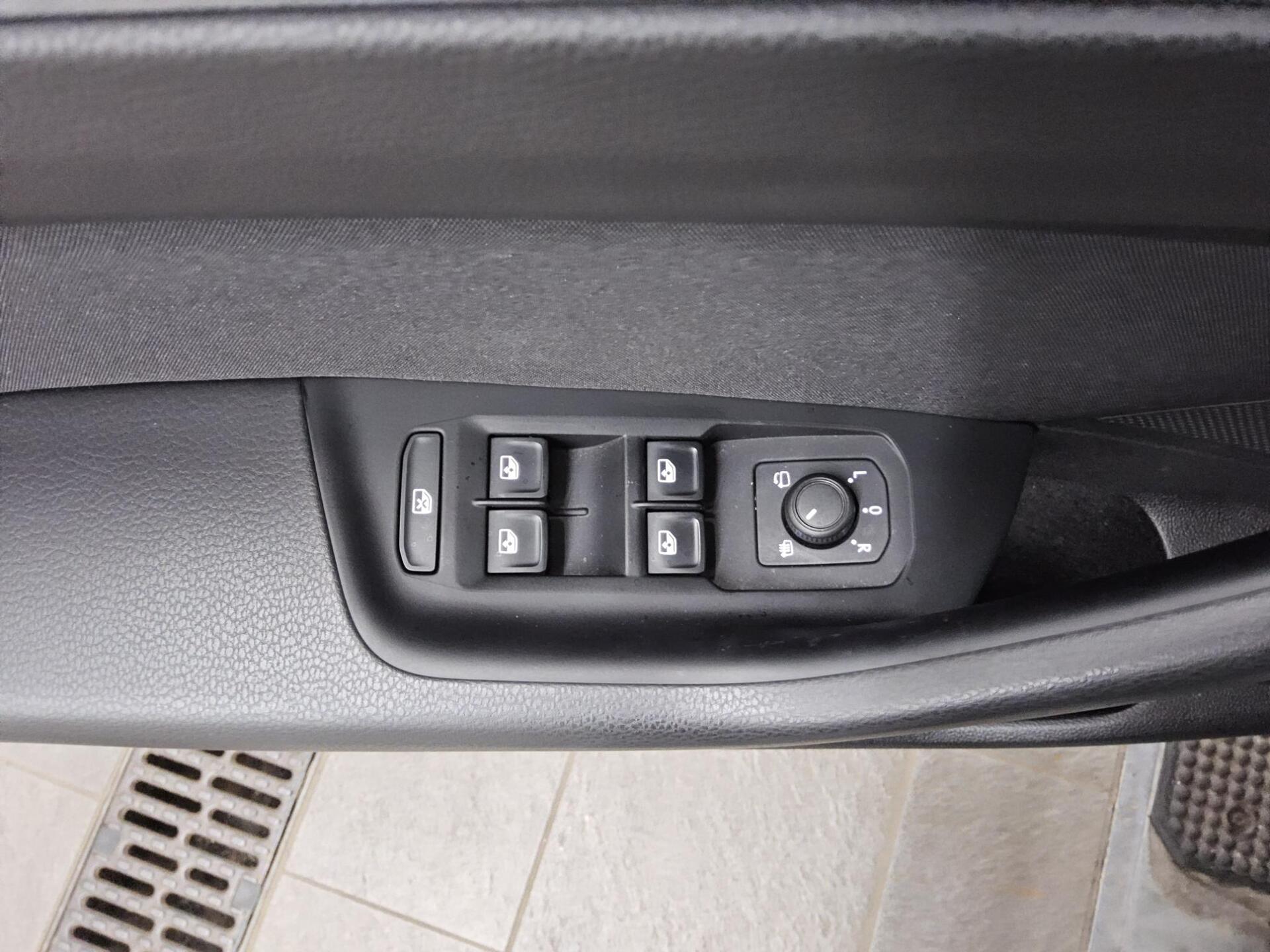 Volkswagen Passat Var. 2.0 TDI Business Navi LED RFK ACC 9