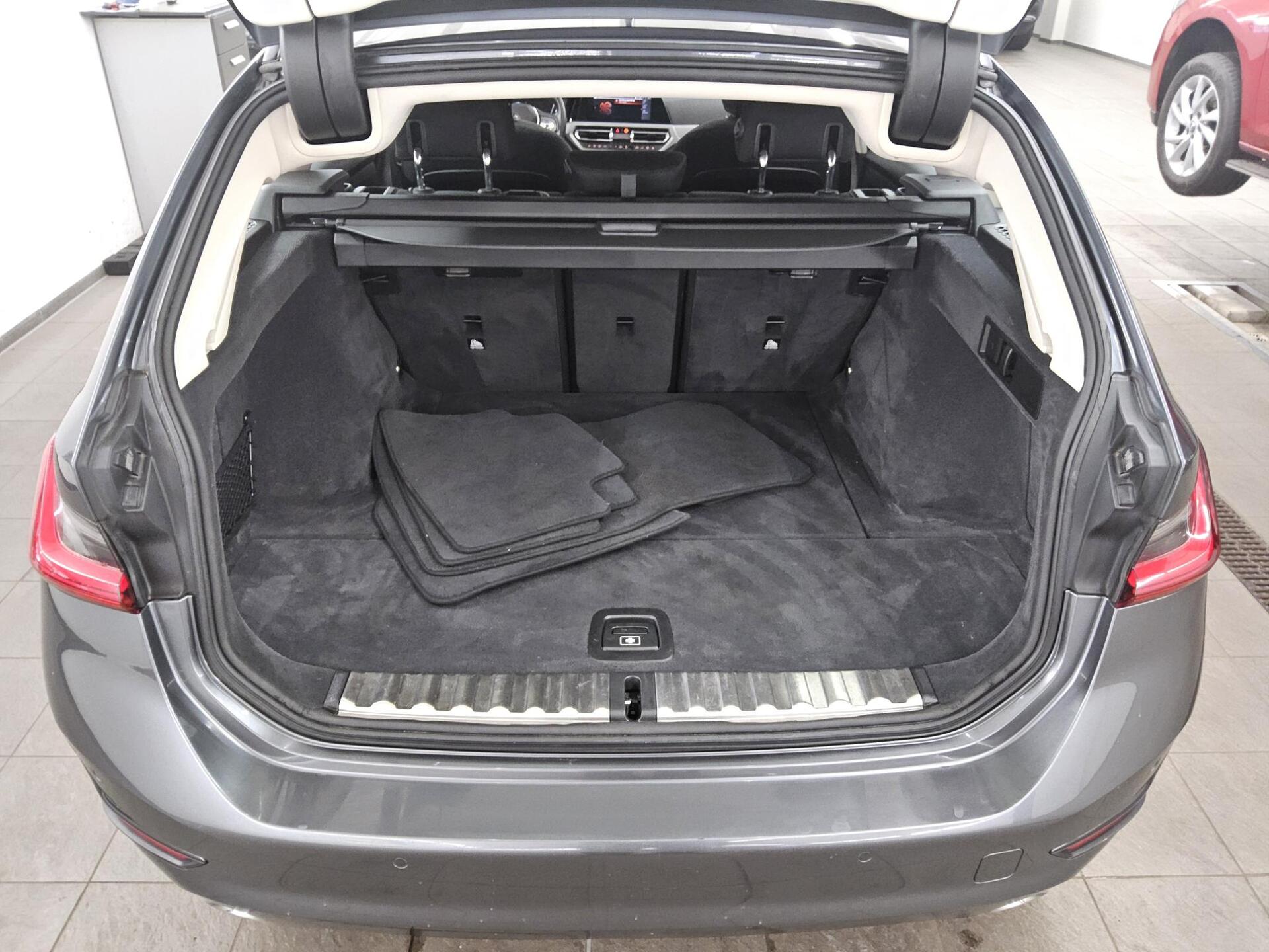 BMW 320dA Touring Navi Panoramadach LED LC+ StandHzg 12