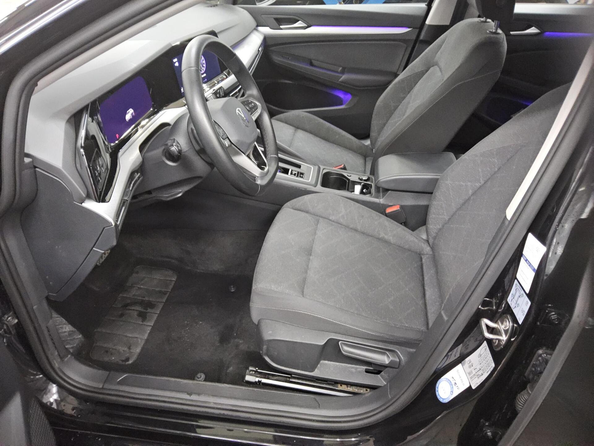 Volkswagen Golf-8 Var. 2.0 TDI Life Navi LED+ DC ACC 9