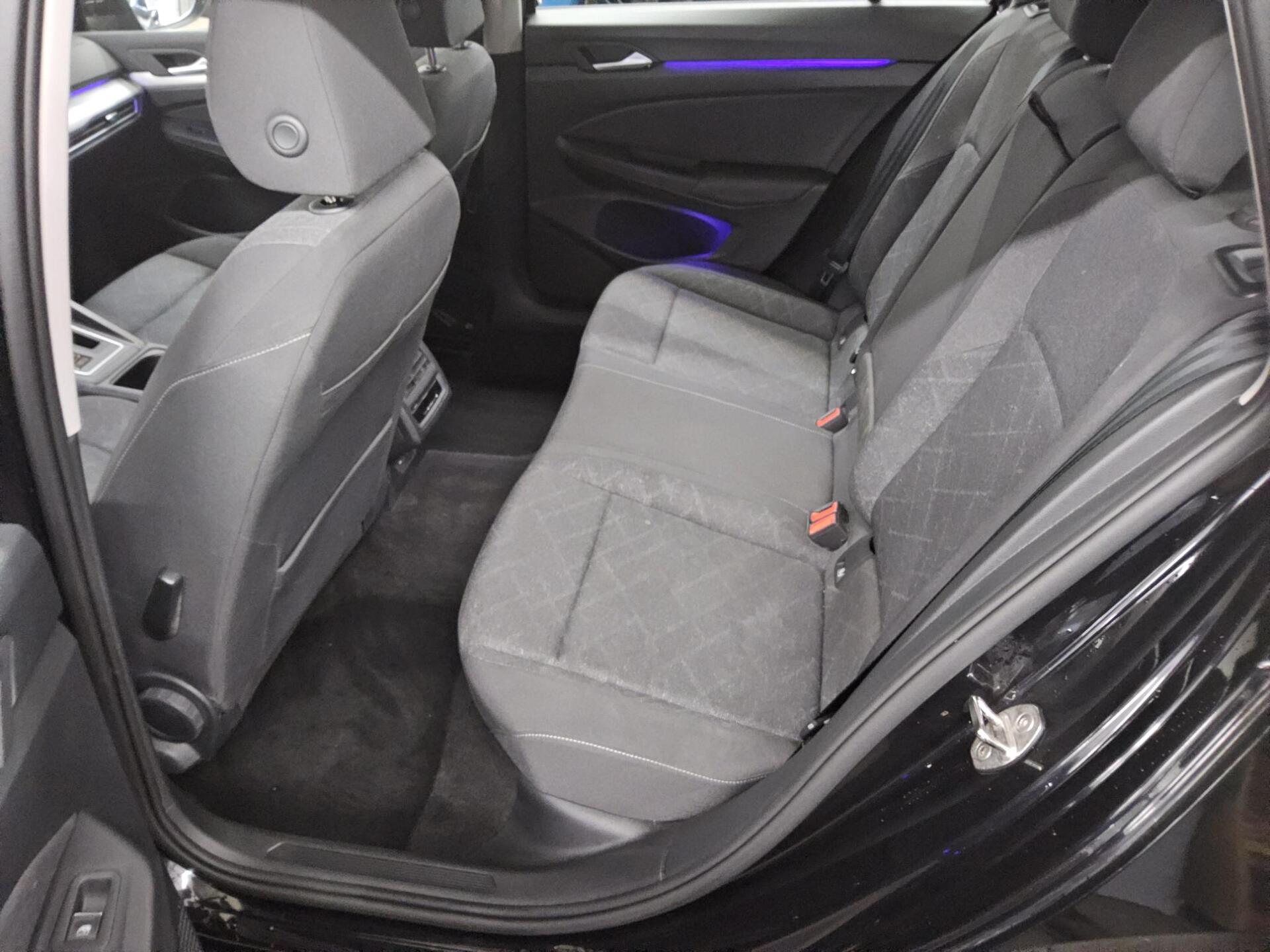 Volkswagen Golf-8 Var. 2.0 TDI Life Navi LED+ DC ACC 13