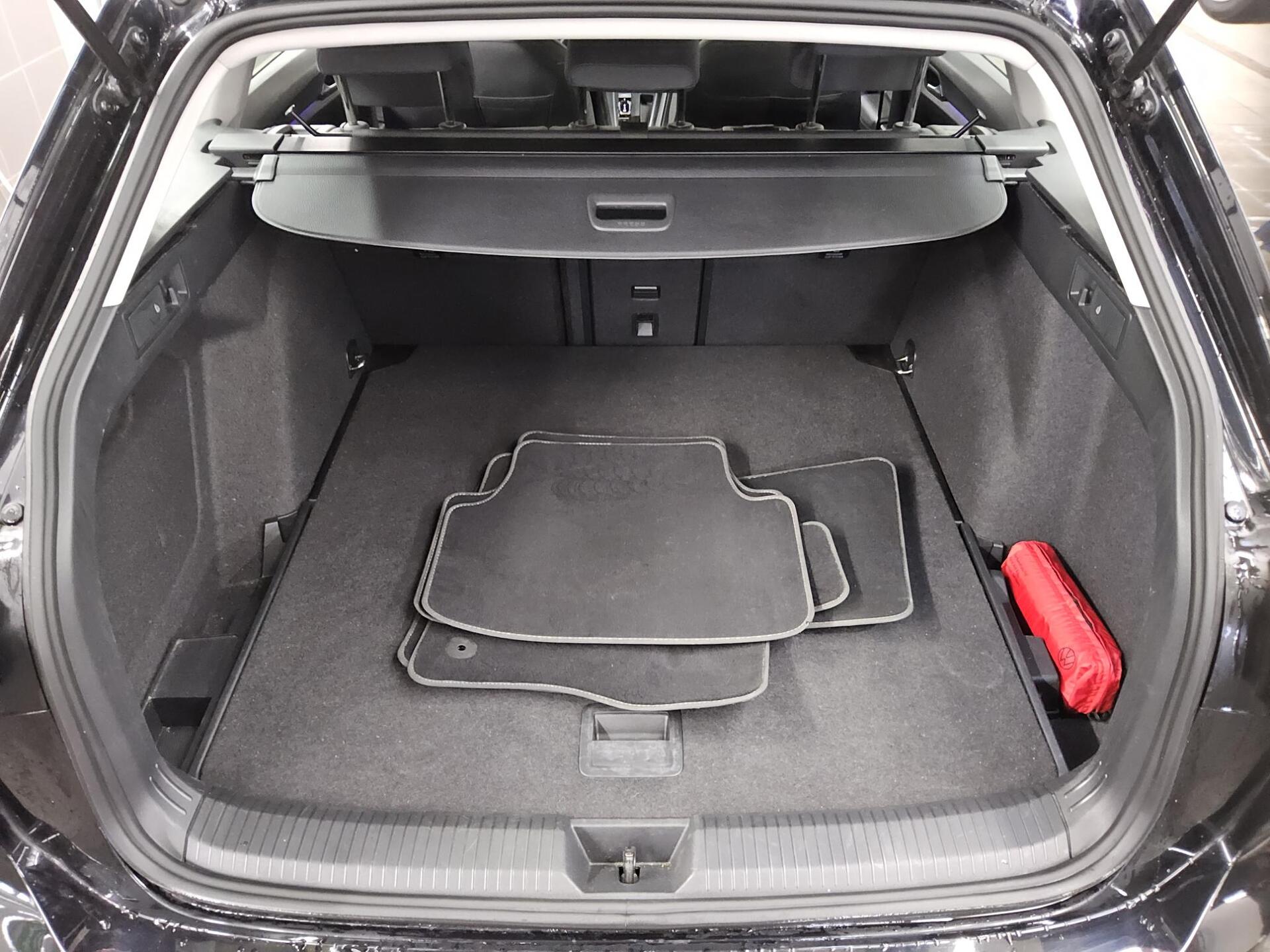 Volkswagen Golf-8 Var. 2.0 TDI Life Navi LED+ DC ACC 12